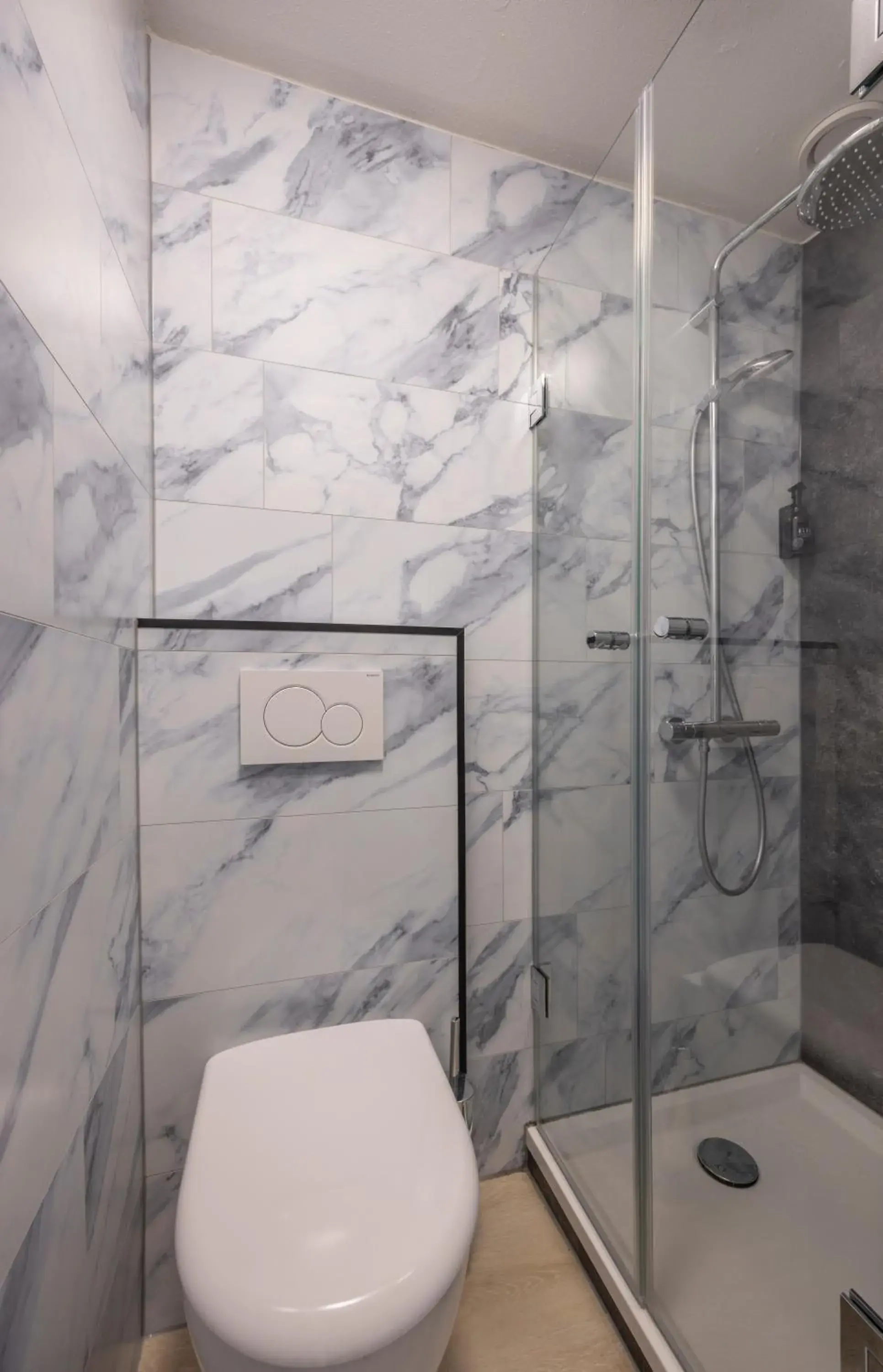 Shower in Fletcher Hotel Restaurant Bon Repos Shower in Fletcher Hotel Restaurant Bon Repos