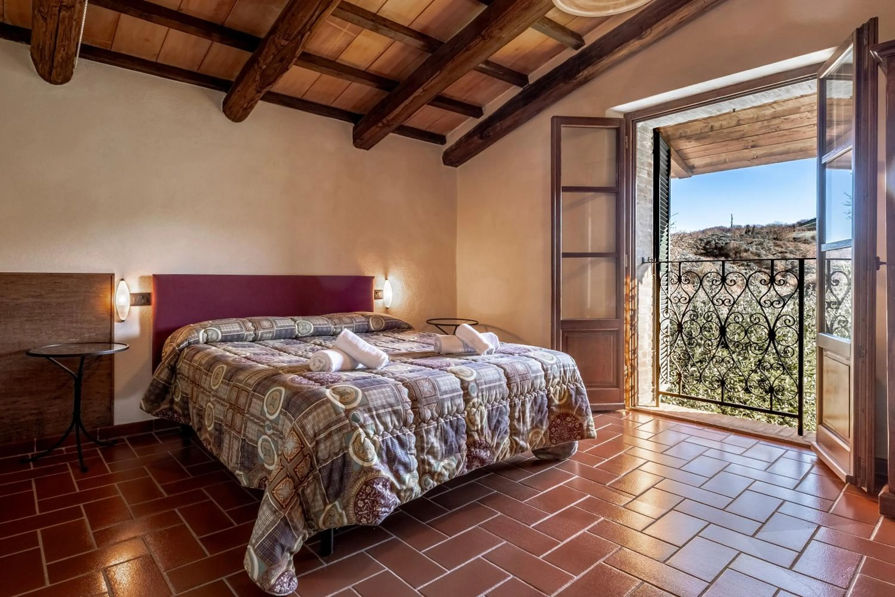 Property building, Bed in Pianperugino