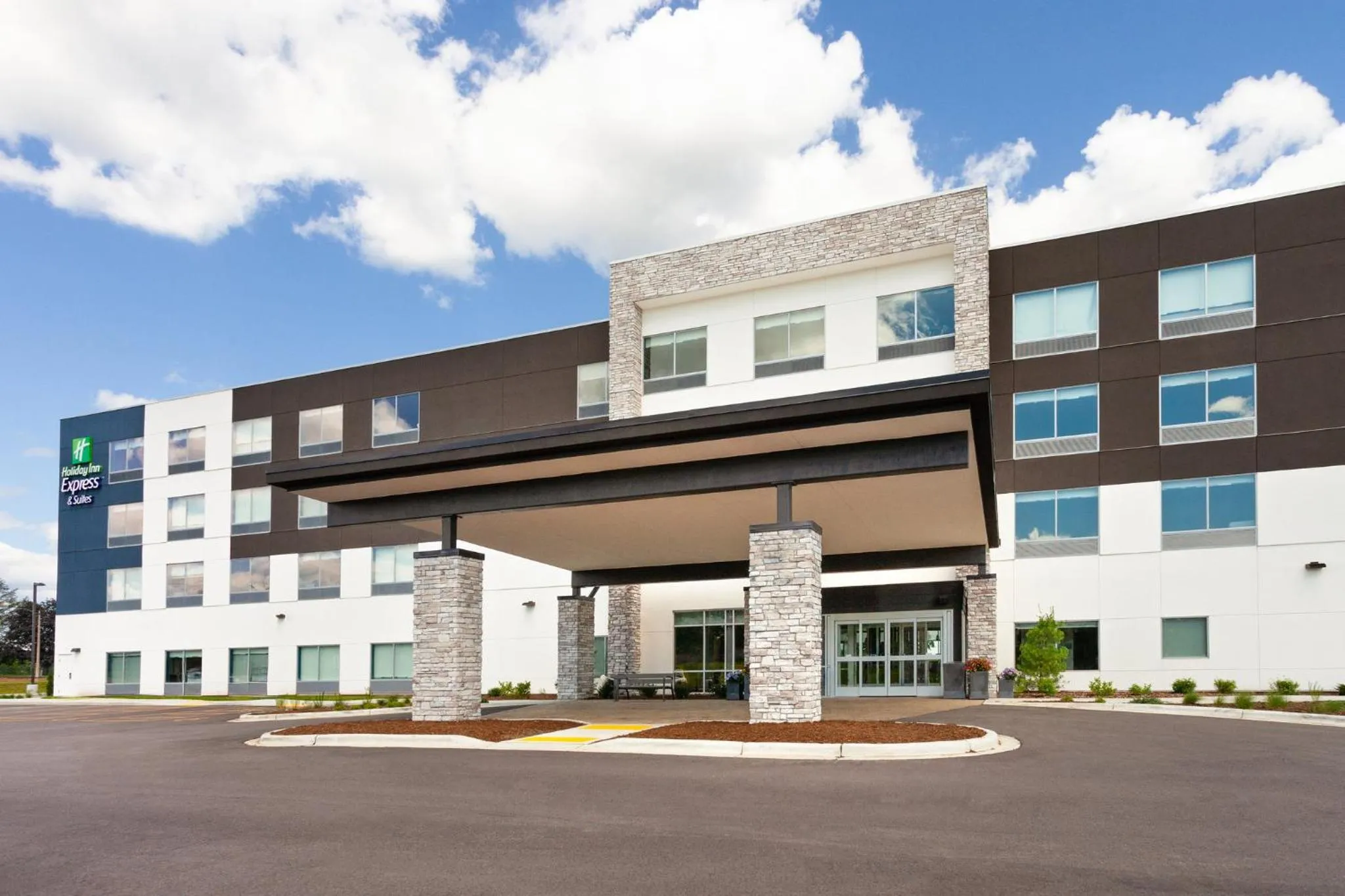Property building in Holiday Inn Express & Suites Reedsburg - Dells Area by IHG