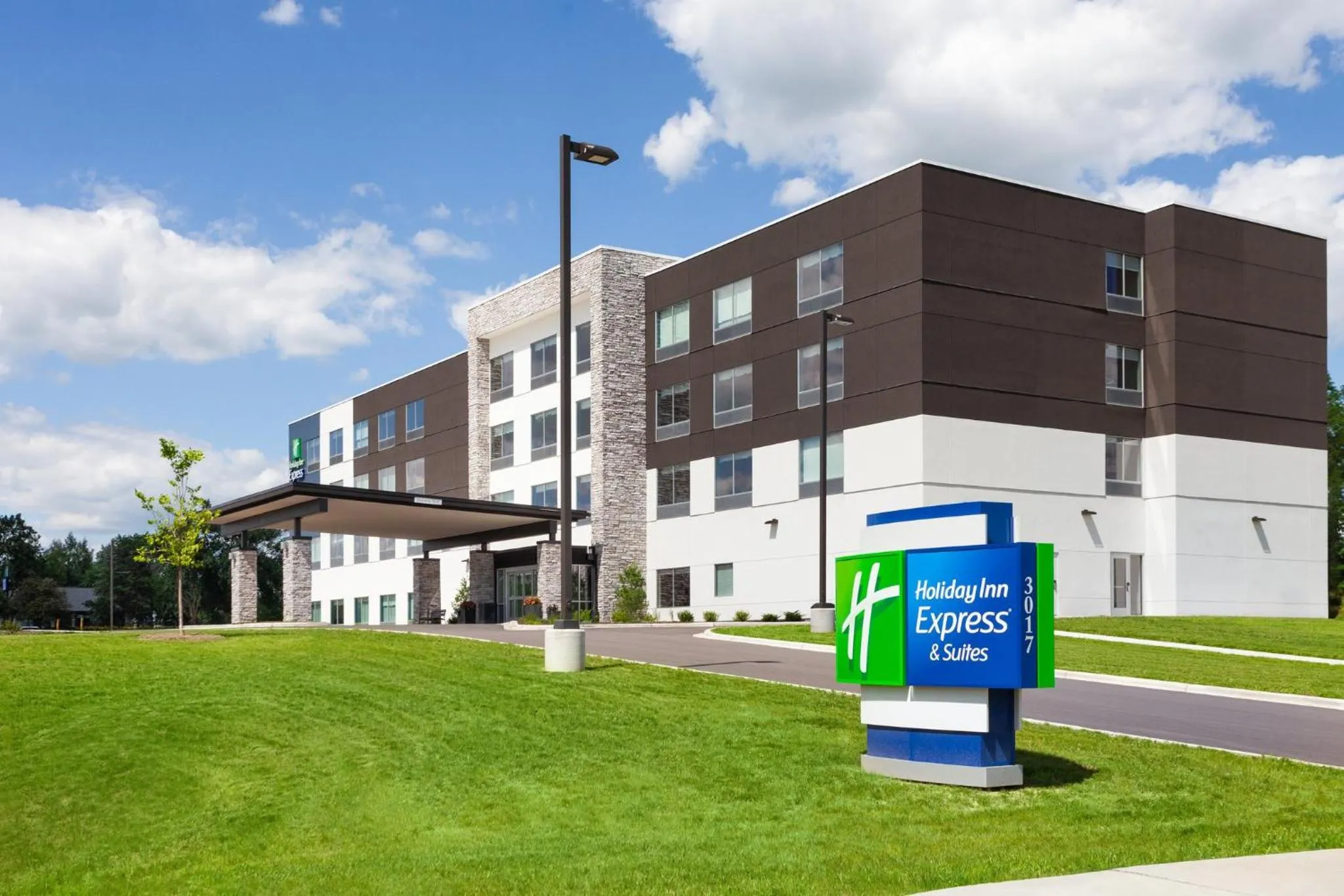 Property building in Holiday Inn Express & Suites Reedsburg - Dells Area by IHG