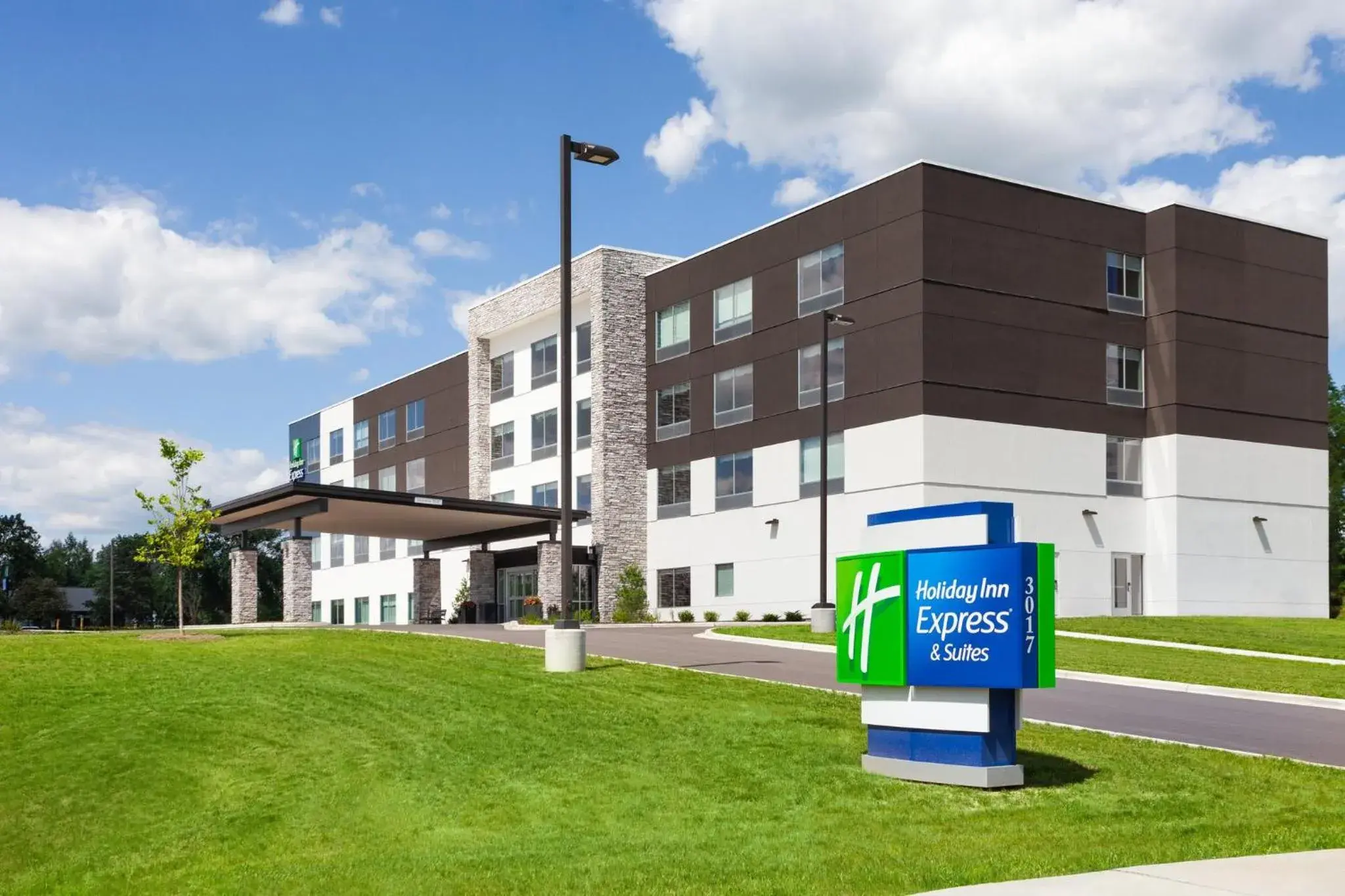 Property building in Holiday Inn Express & Suites Reedsburg - Dells Area by IHG Property building in Holiday Inn Express & Suites Reedsburg - Dells Area by IHG
