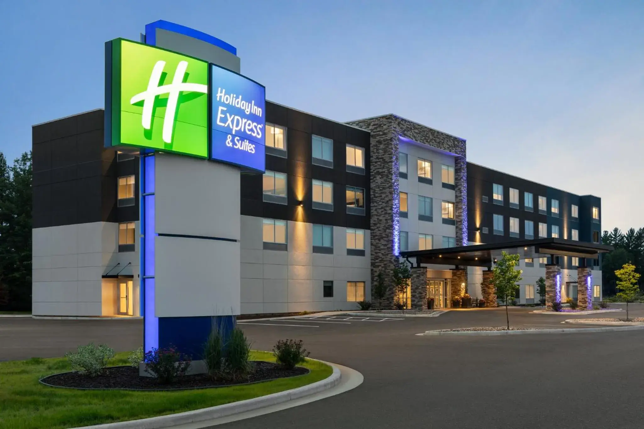 Property building in Holiday Inn Express & Suites Rhinelander by IHG Property building in Holiday Inn Express & Suites Rhinelander by IHG