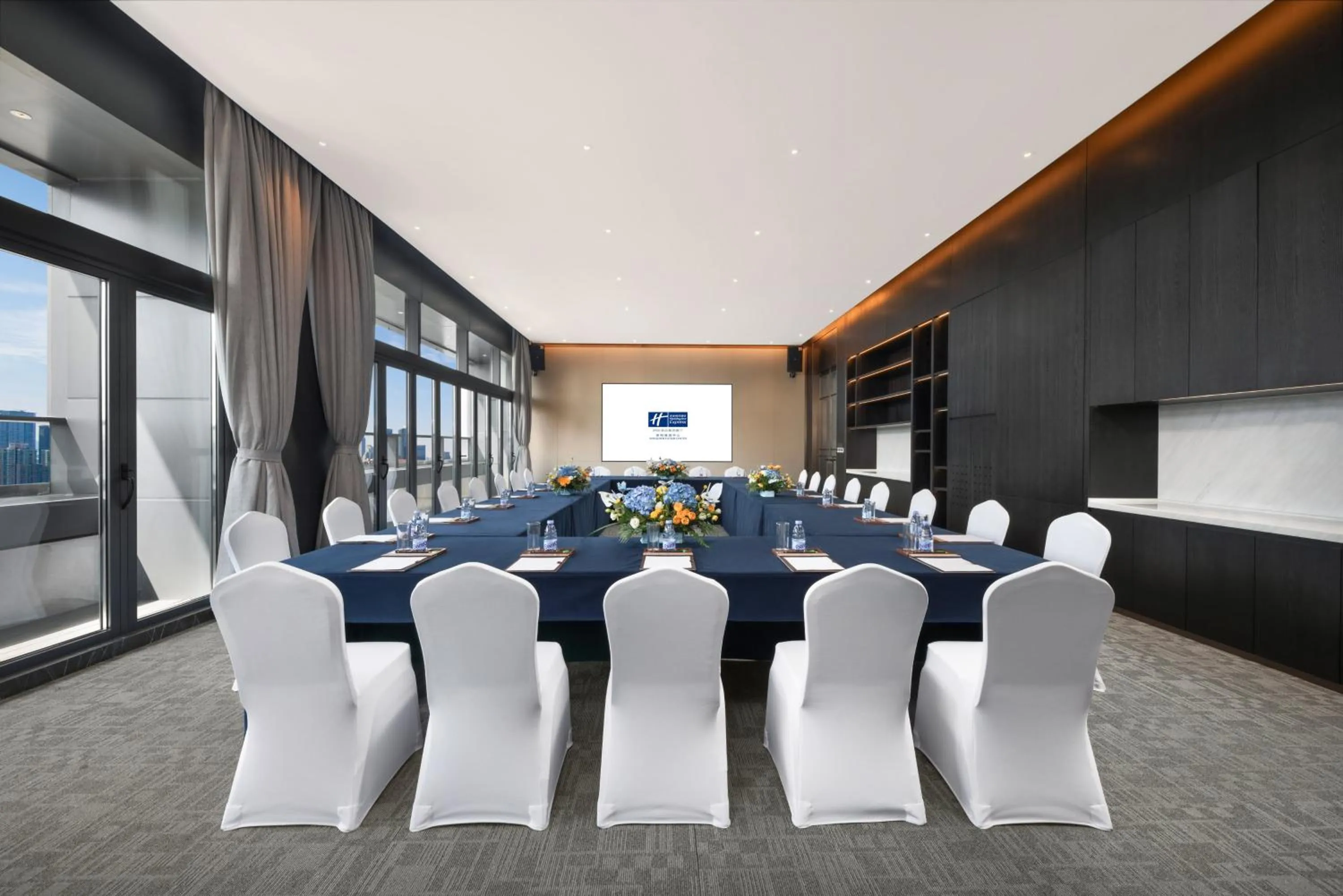 Meeting/conference room in Holiday Inn Express Shenzhen Futian Center by IHG
