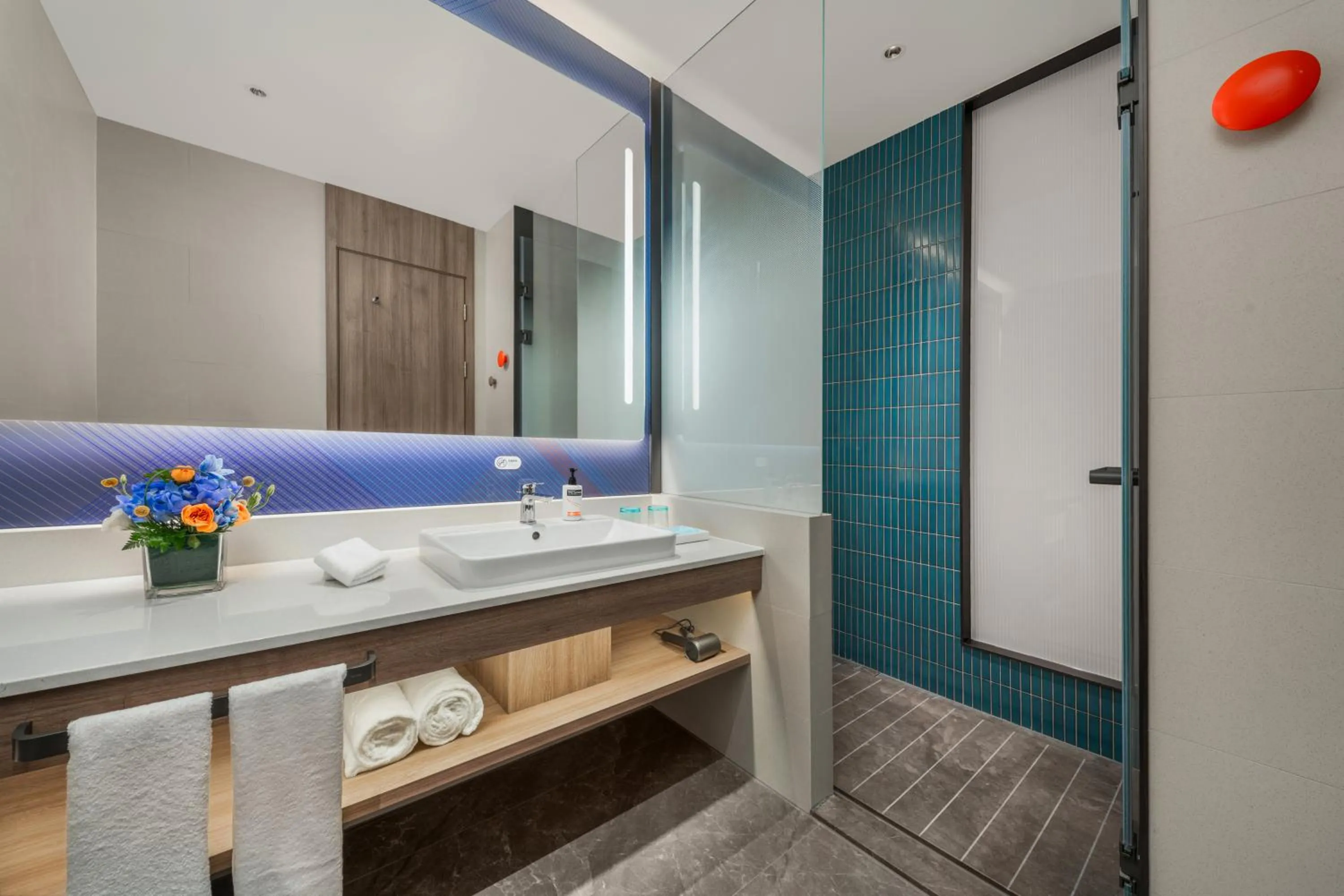 Toilet in Holiday Inn Express Shenzhen Futian Center by IHG