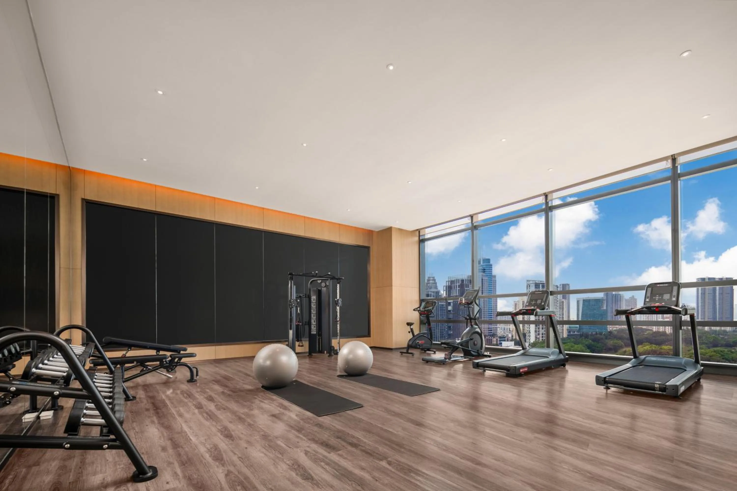 Fitness centre/facilities in Holiday Inn Express Shenzhen Futian Center by IHG