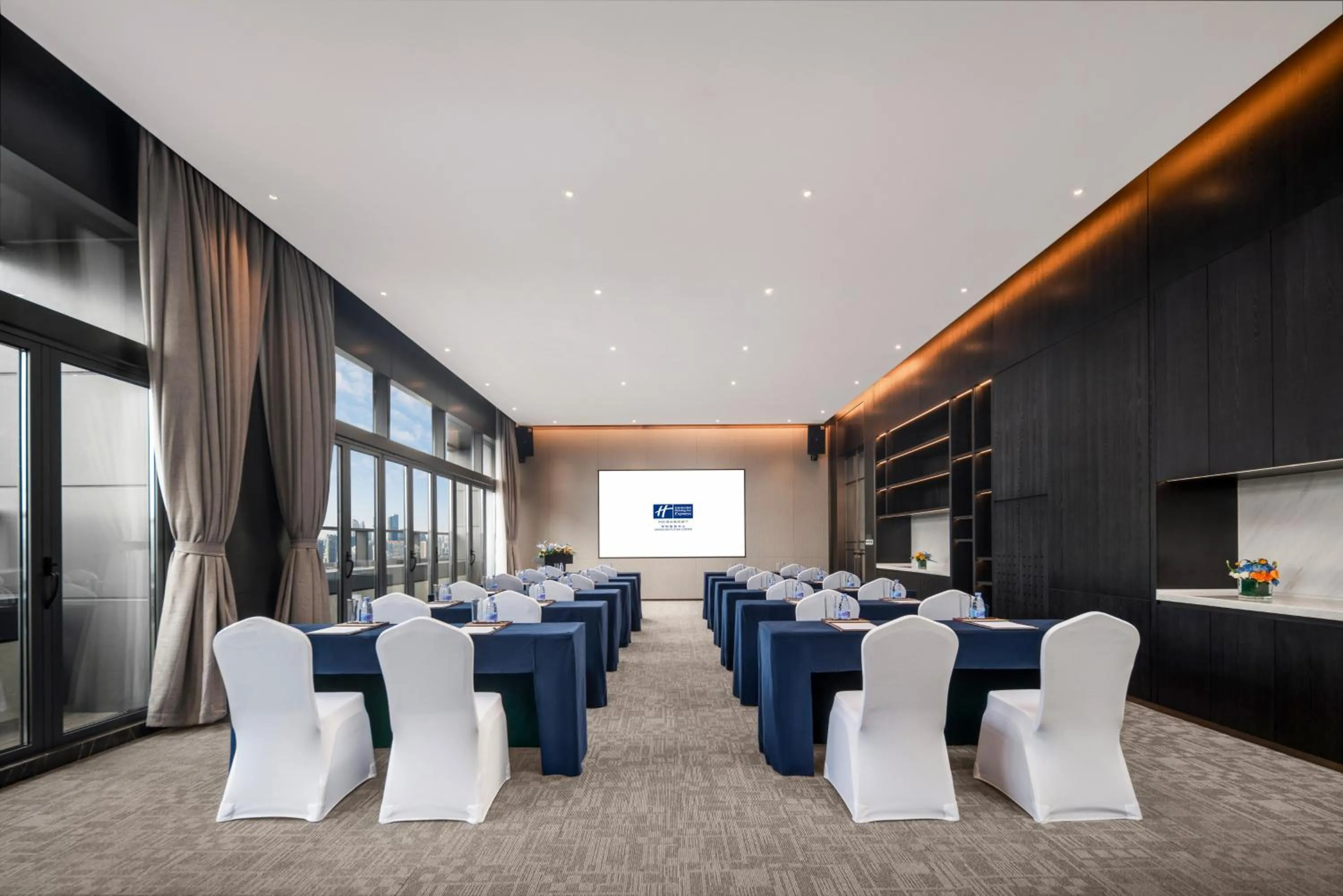 Meeting/conference room in Holiday Inn Express Shenzhen Futian Center by IHG