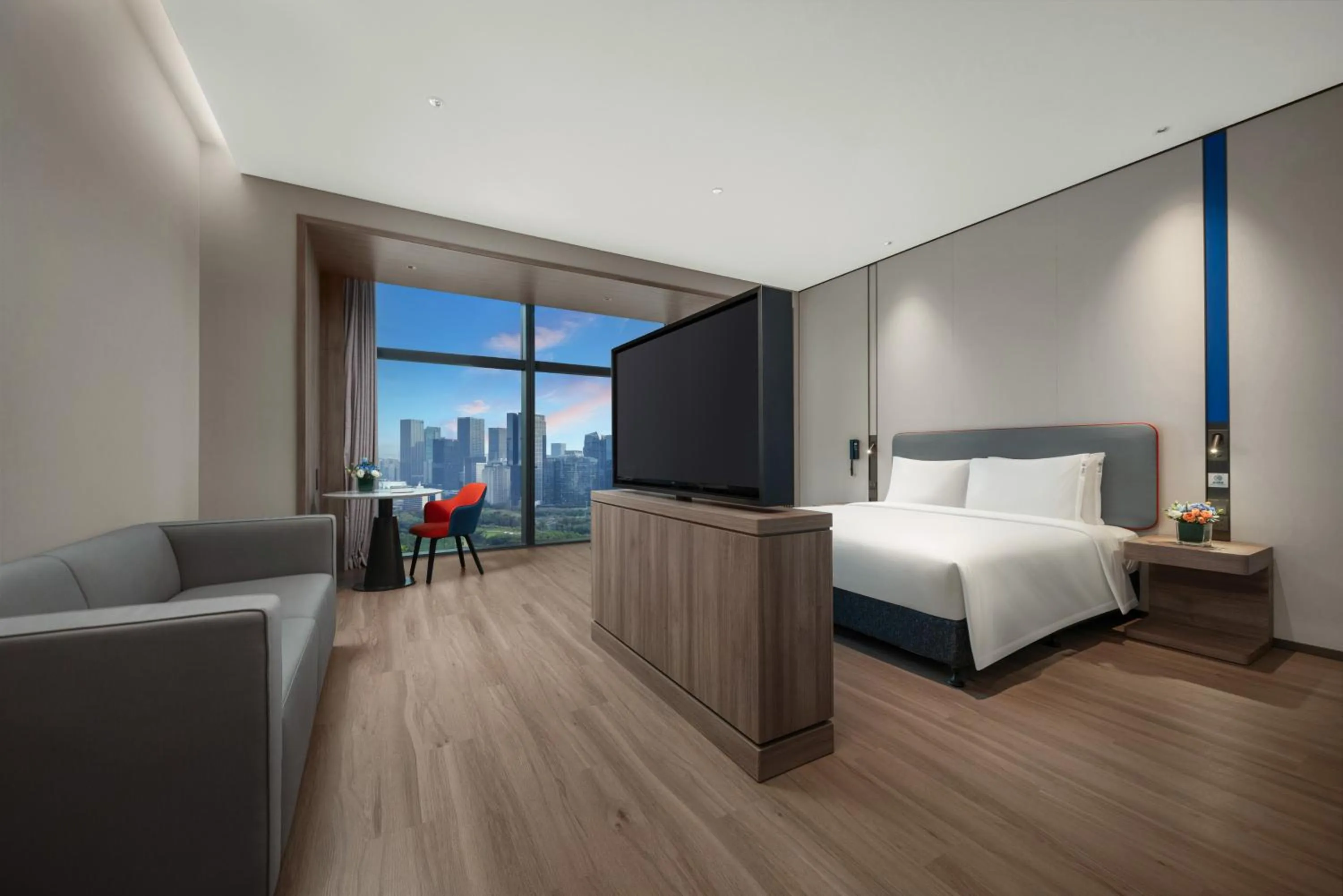 Photo of the whole room, Bed in Holiday Inn Express Shenzhen Futian Center by IHG