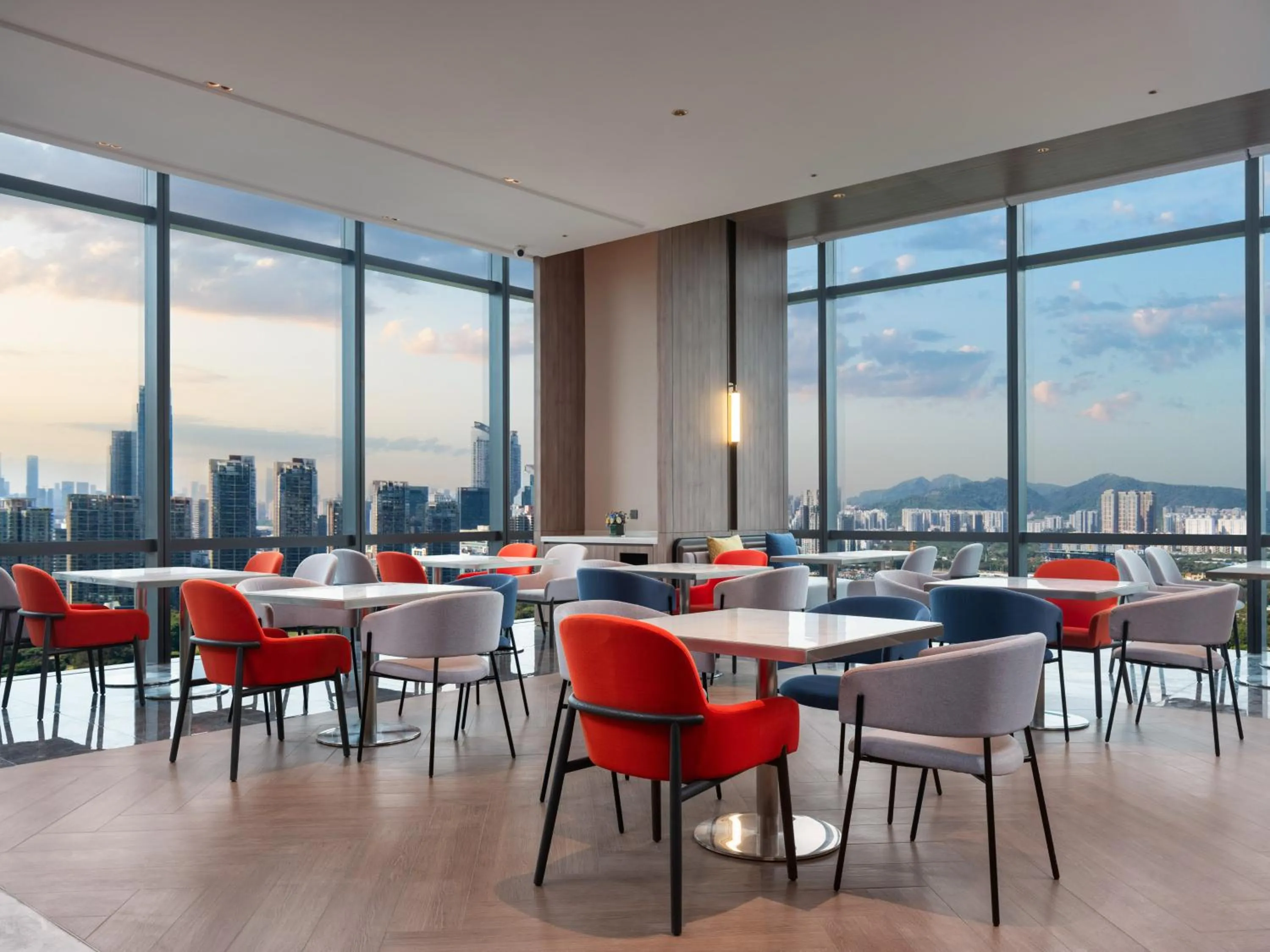 Restaurant/places to eat in Holiday Inn Express Shenzhen Futian Center by IHG