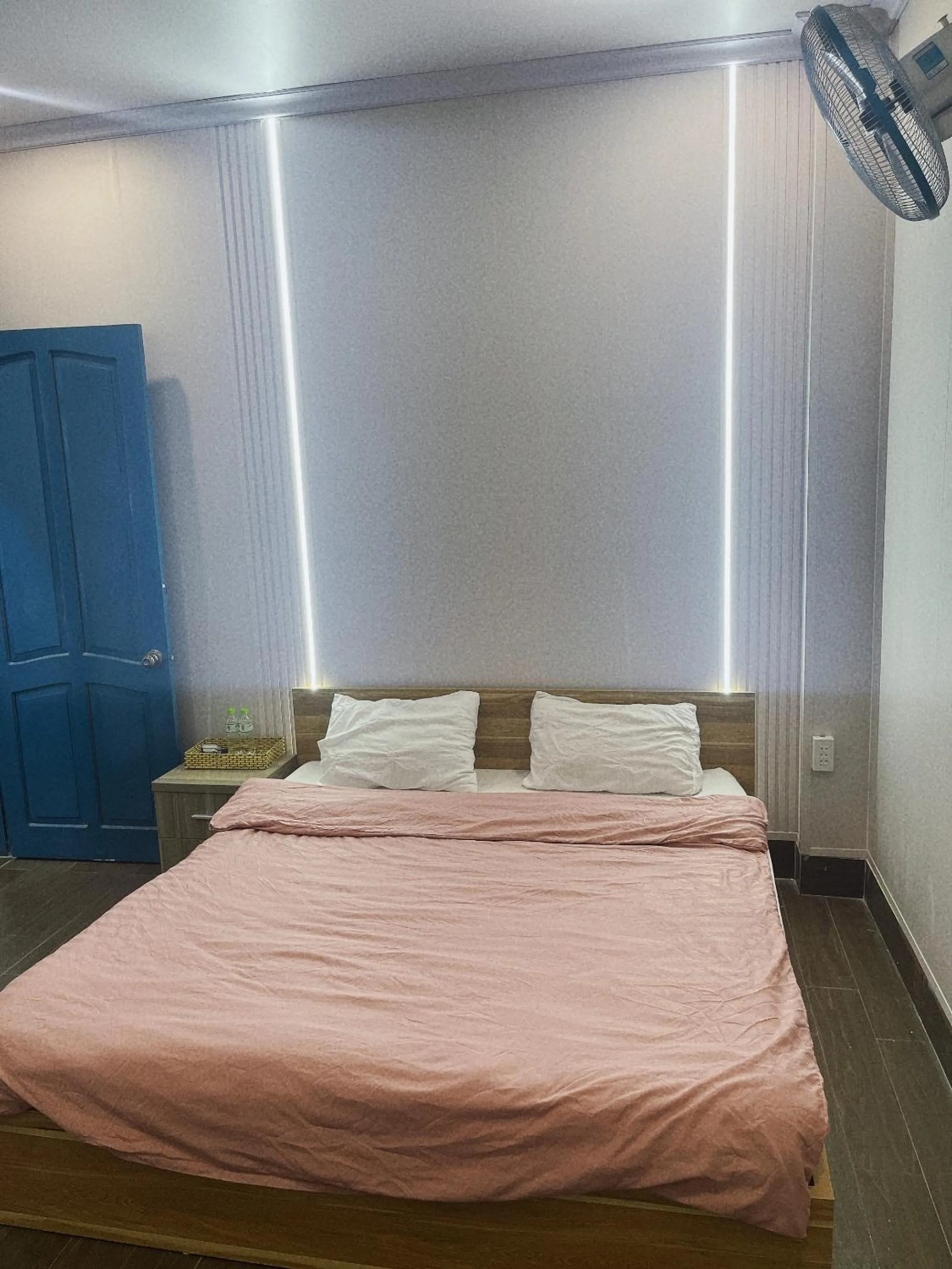 Photo of the whole room, Bed in NA NI