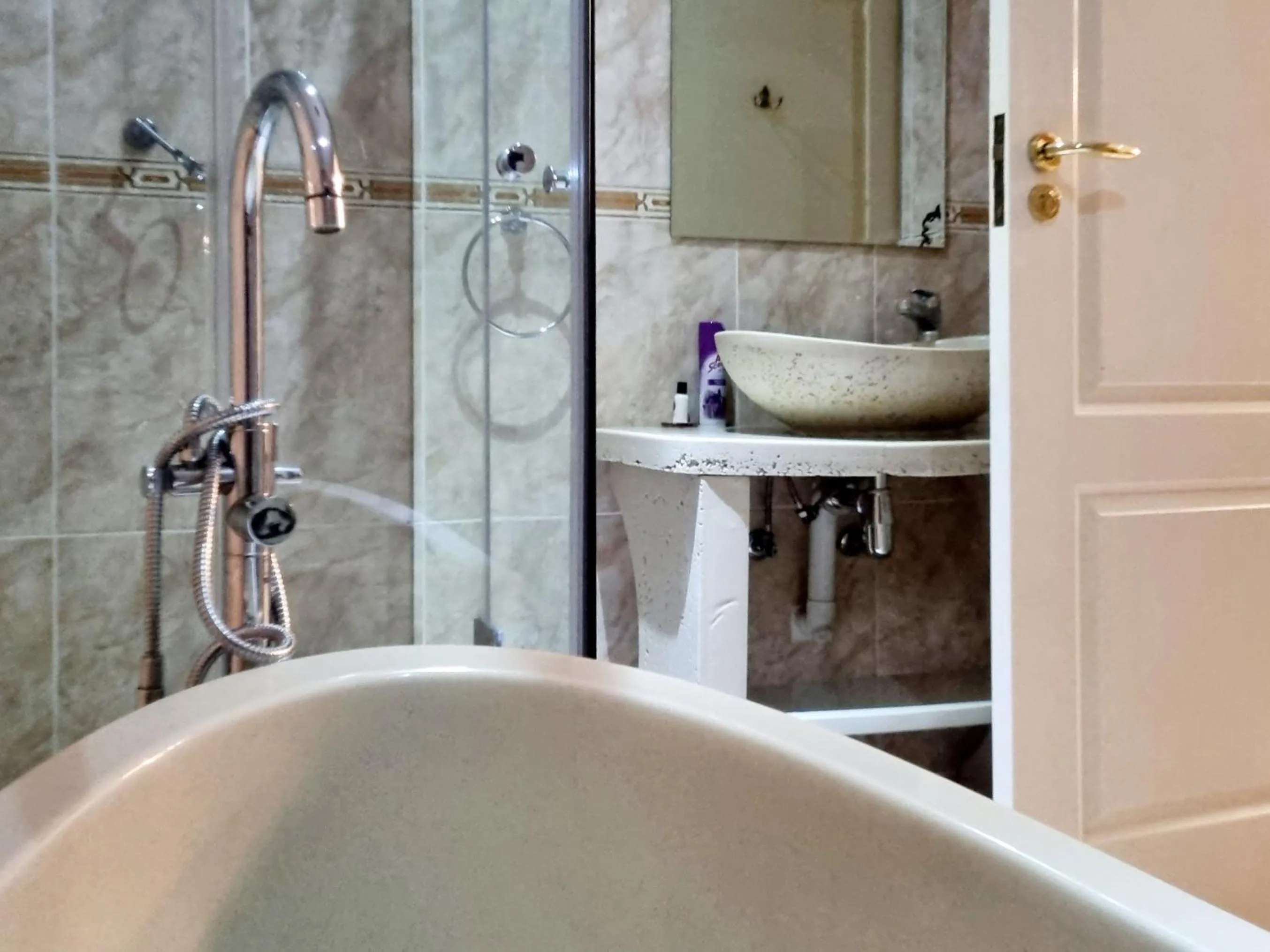Twin Room with Private Bathroom in Red Apple Guest House