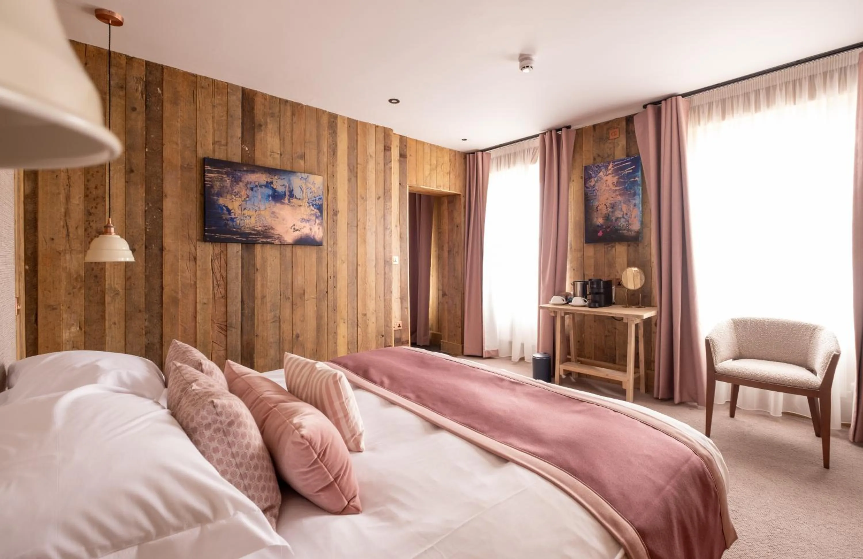 Bed in The Stroud Hotel