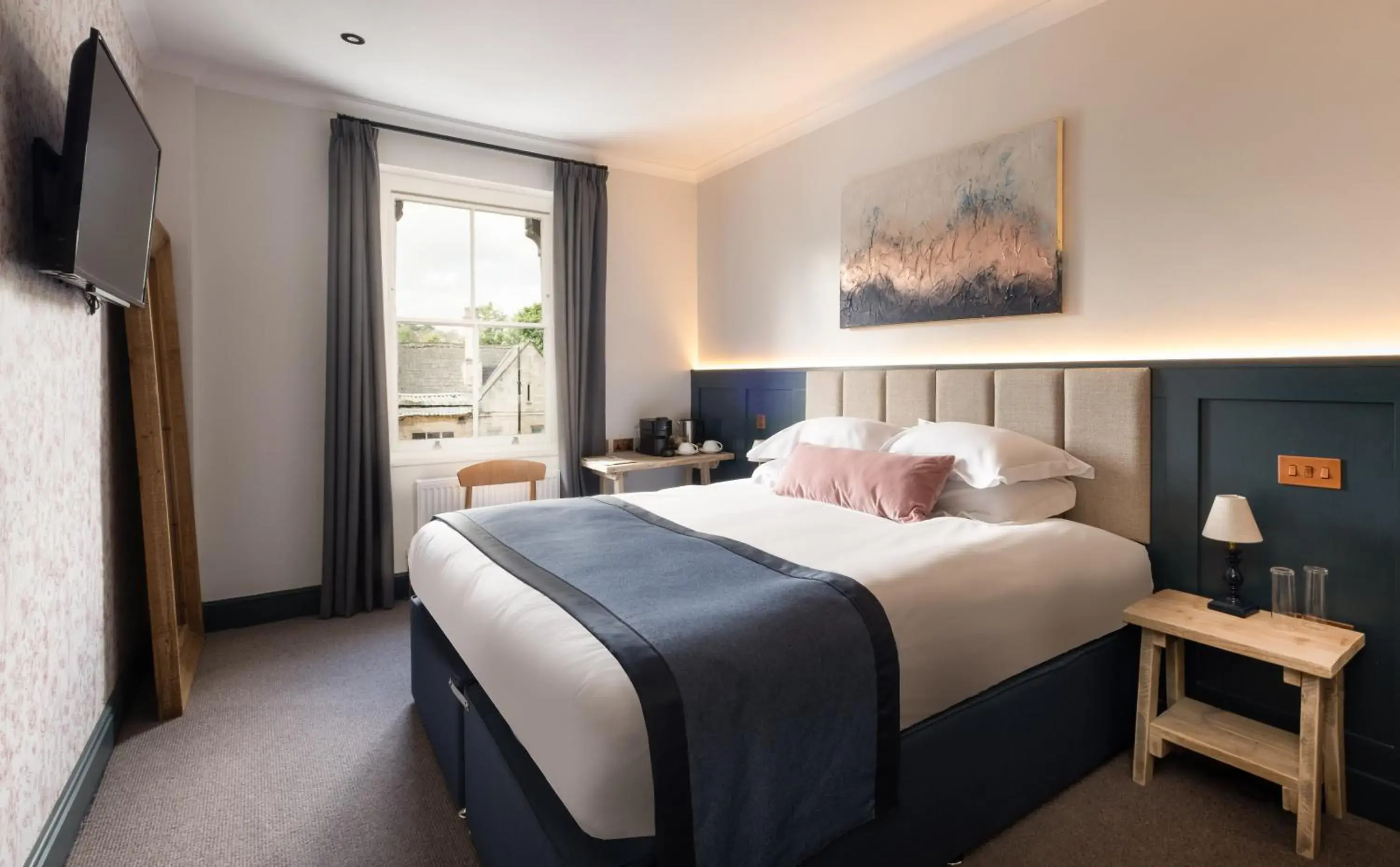 Small Double Room in The Stroud Hotel Small Double Room in The Stroud Hotel