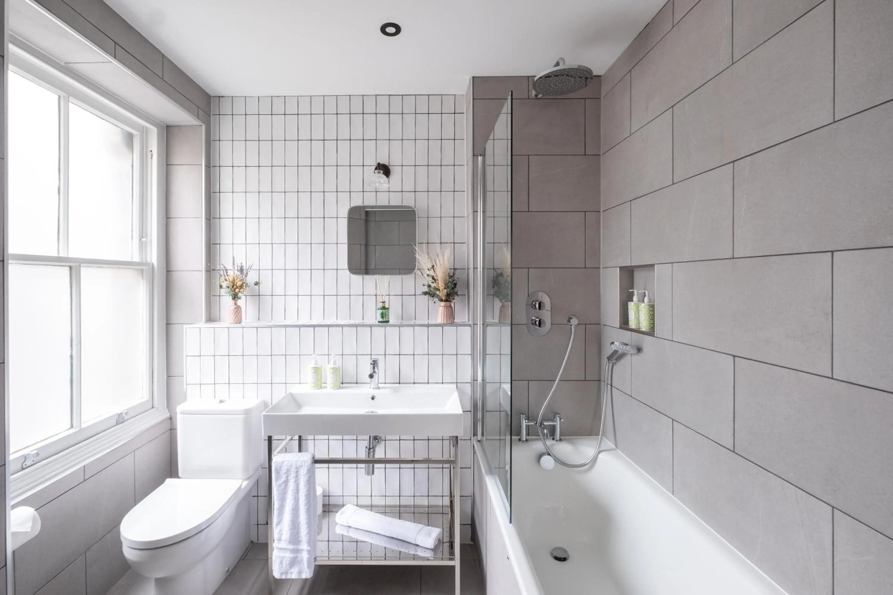 Shower in The Stroud Hotel