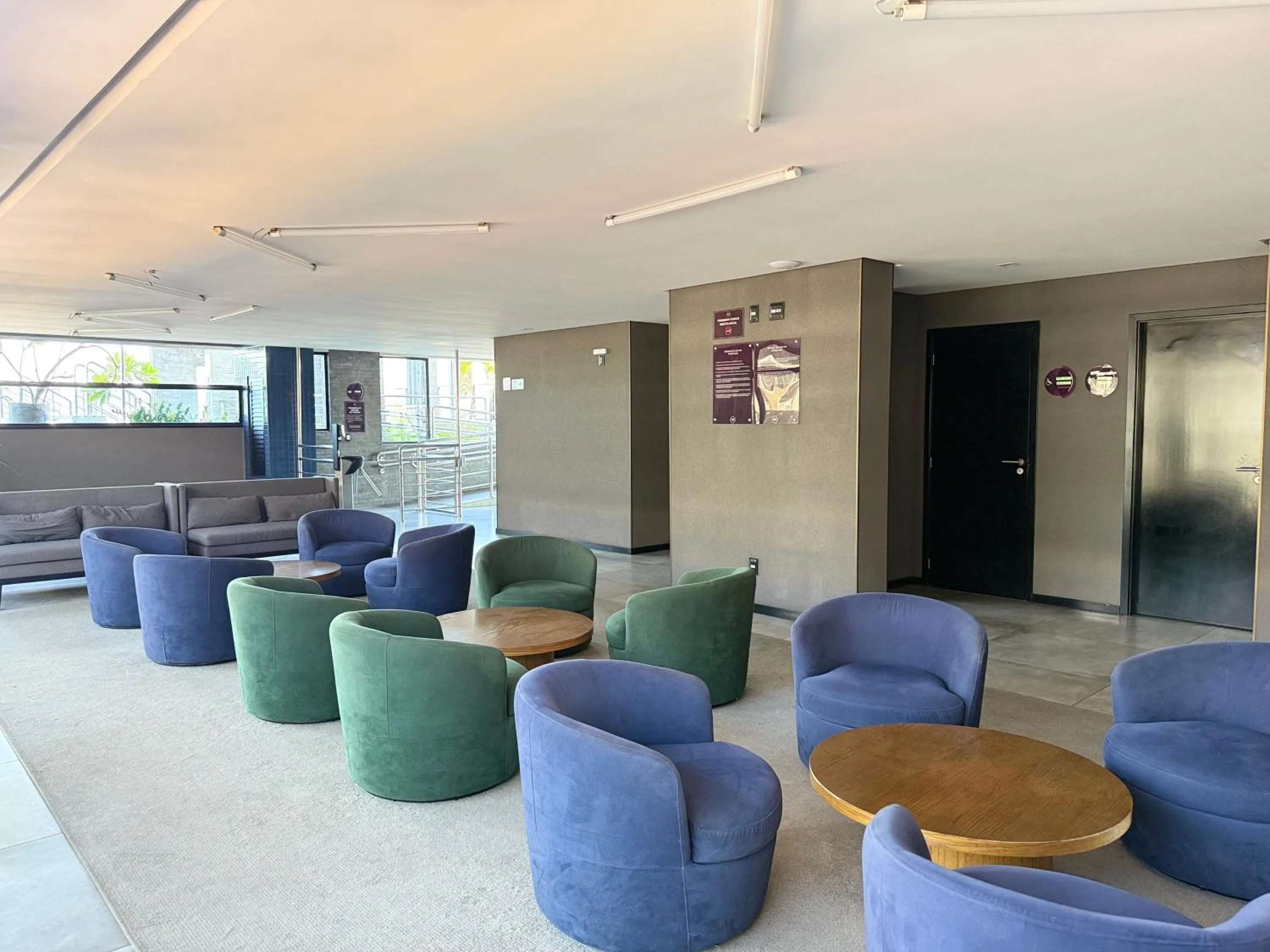 Seating area in EDF TIME - By Temporada Expert - Prédio com excelente custo benefício!