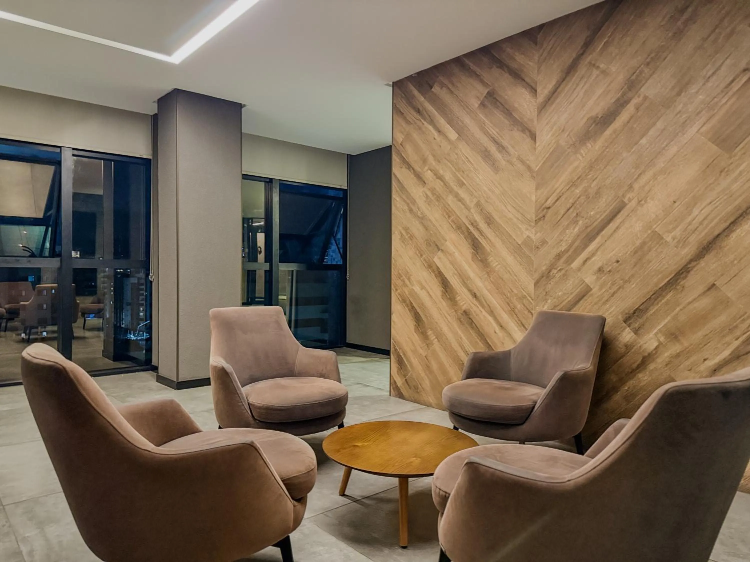 Seating area in EDF TIME - By Temporada Expert - Prédio com excelente custo benefício!