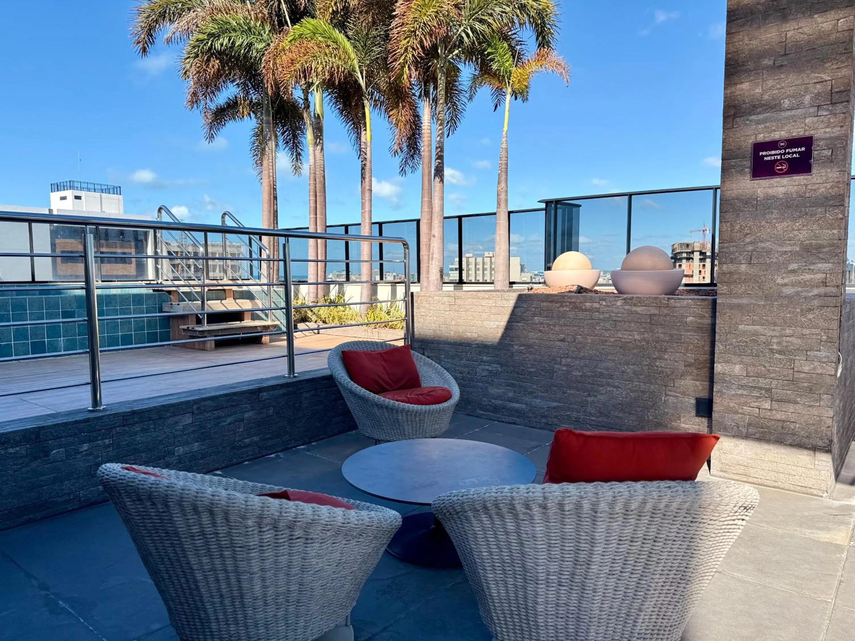 Balcony/Terrace in EDF TIME - By Temporada Expert - Prédio com excelente custo benefício!