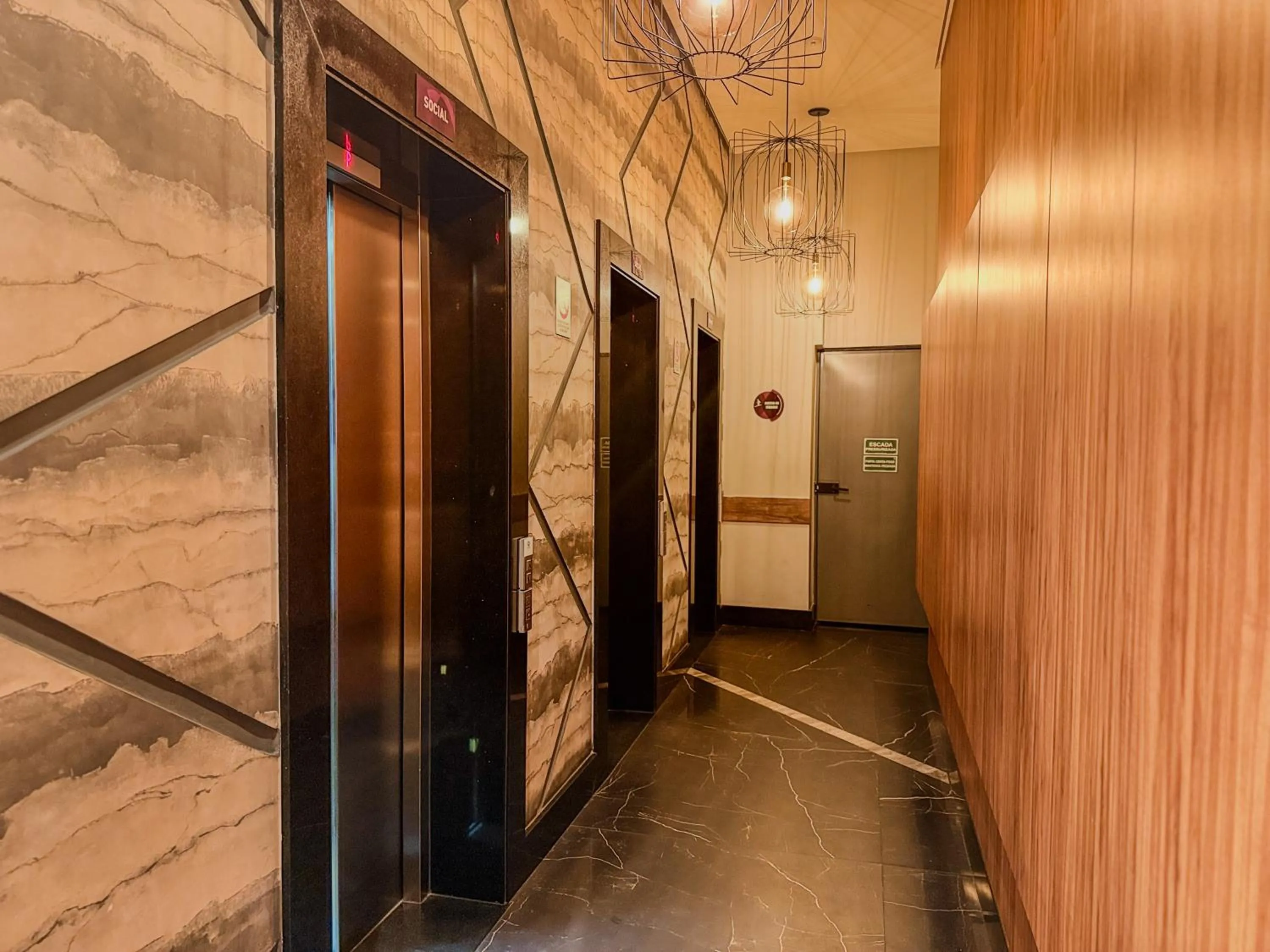 elevator in EDF TIME - By Temporada Expert - Prédio com excelente custo benefício!