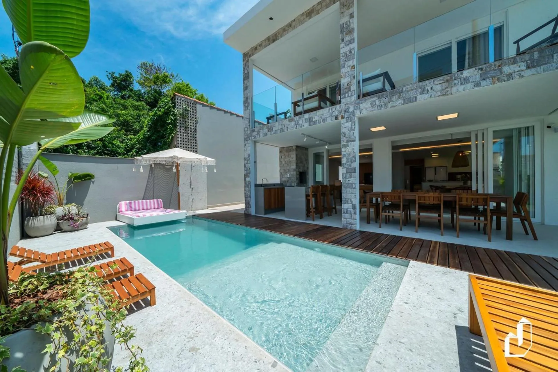 Casa com piscina, diversão e conforto em família