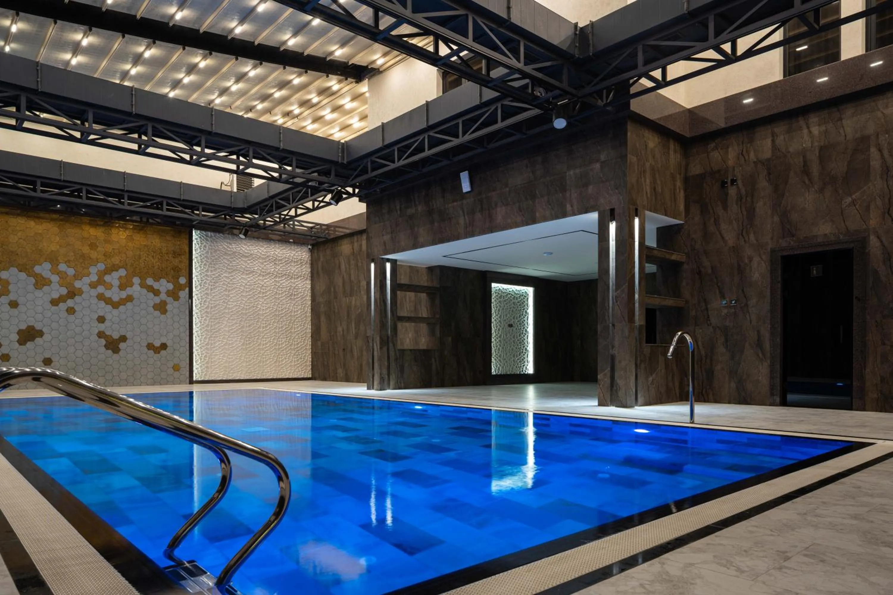 Swimming pool in FRANKFORT Expo Hotel