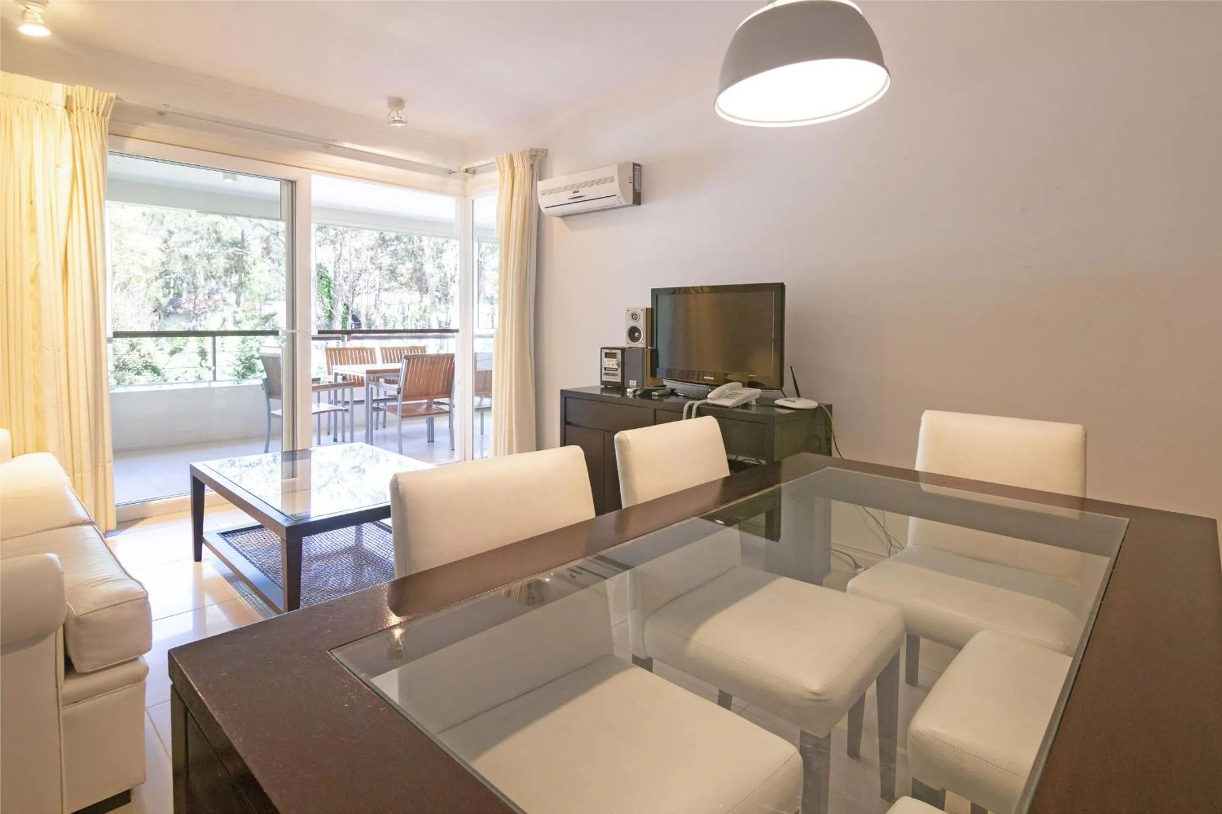 TV and multimedia in Oceana Suites Green Park