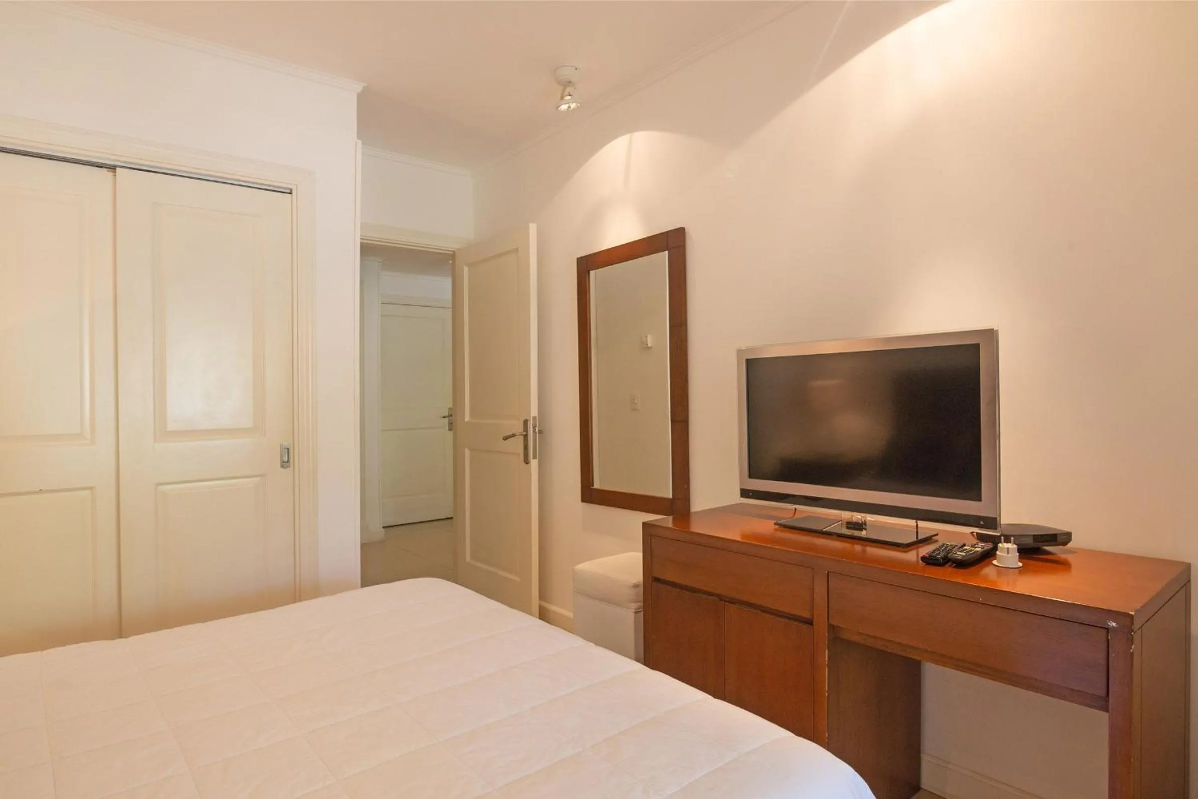 TV and multimedia, Bed in Oceana Suites Green Park