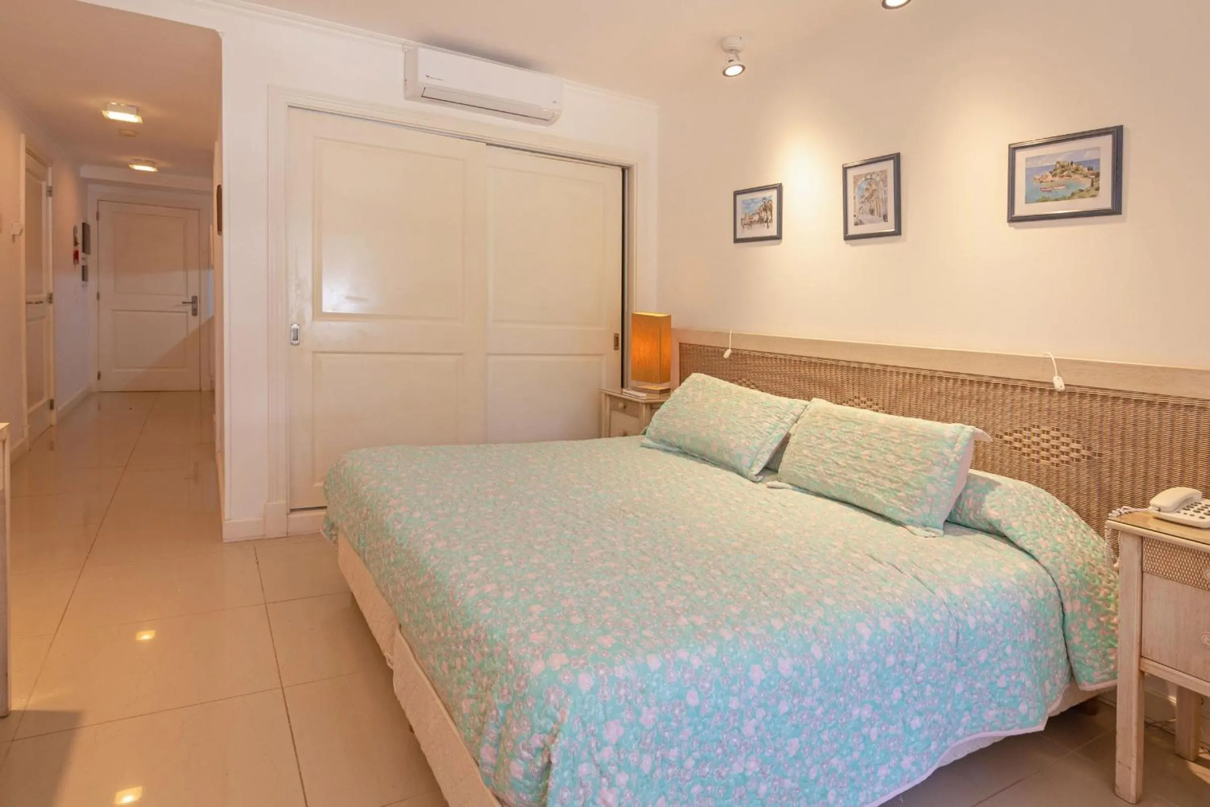 Bed in Oceana Suites Green Park