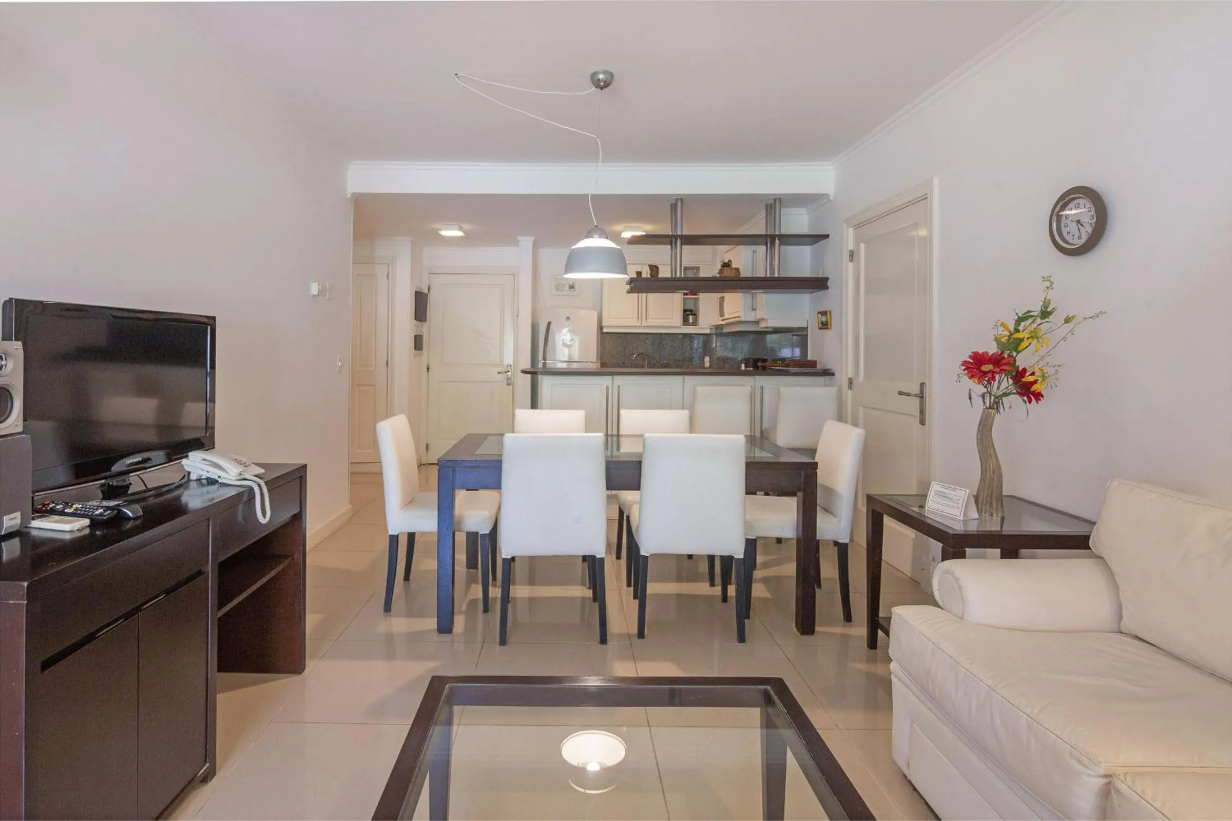 TV and multimedia in Oceana Suites Green Park