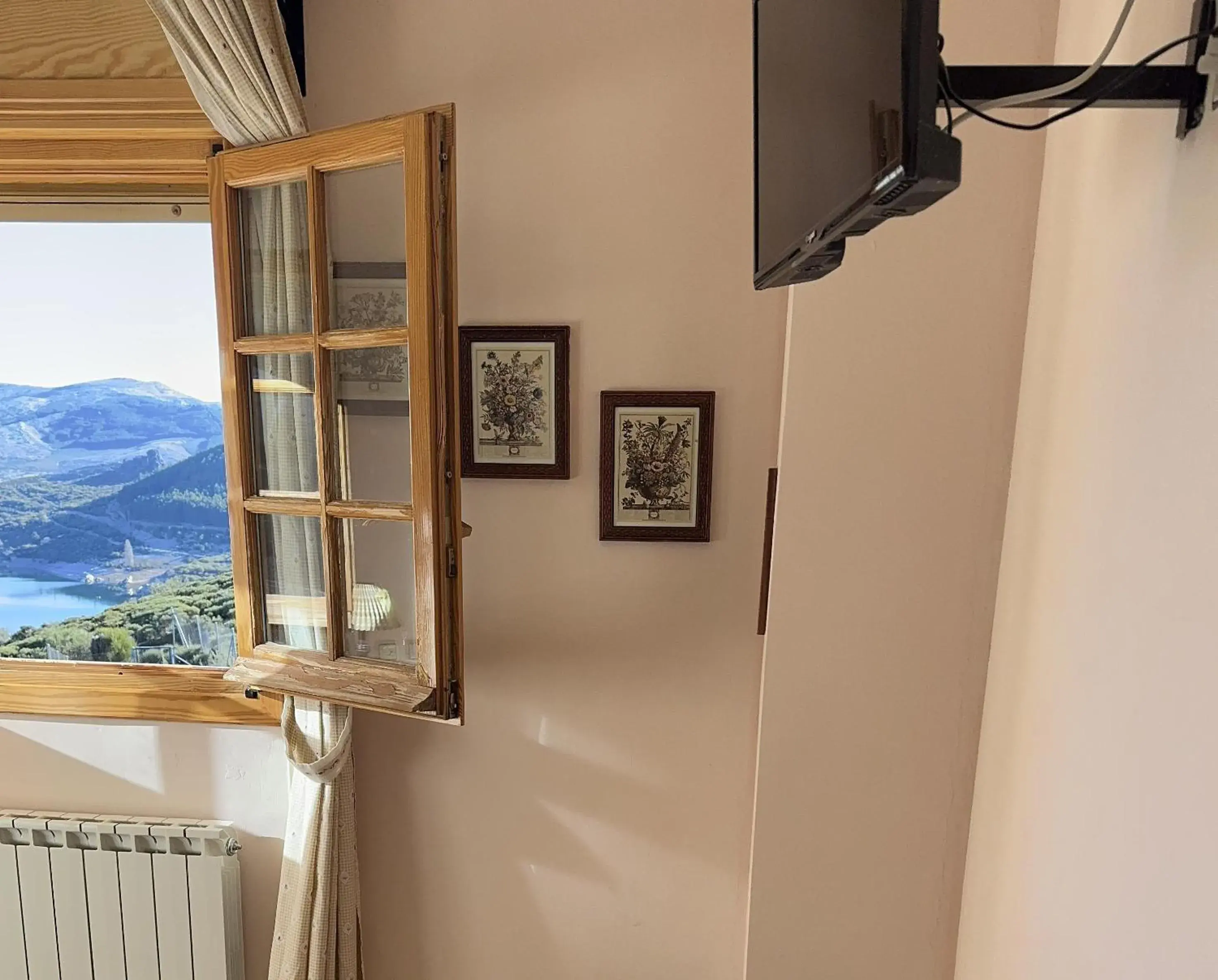 Twin Room with Lake View - single occupancy in Hotel Pico Espiguete Twin Room with Lake View - single occupancy in Hotel Pico Espiguete