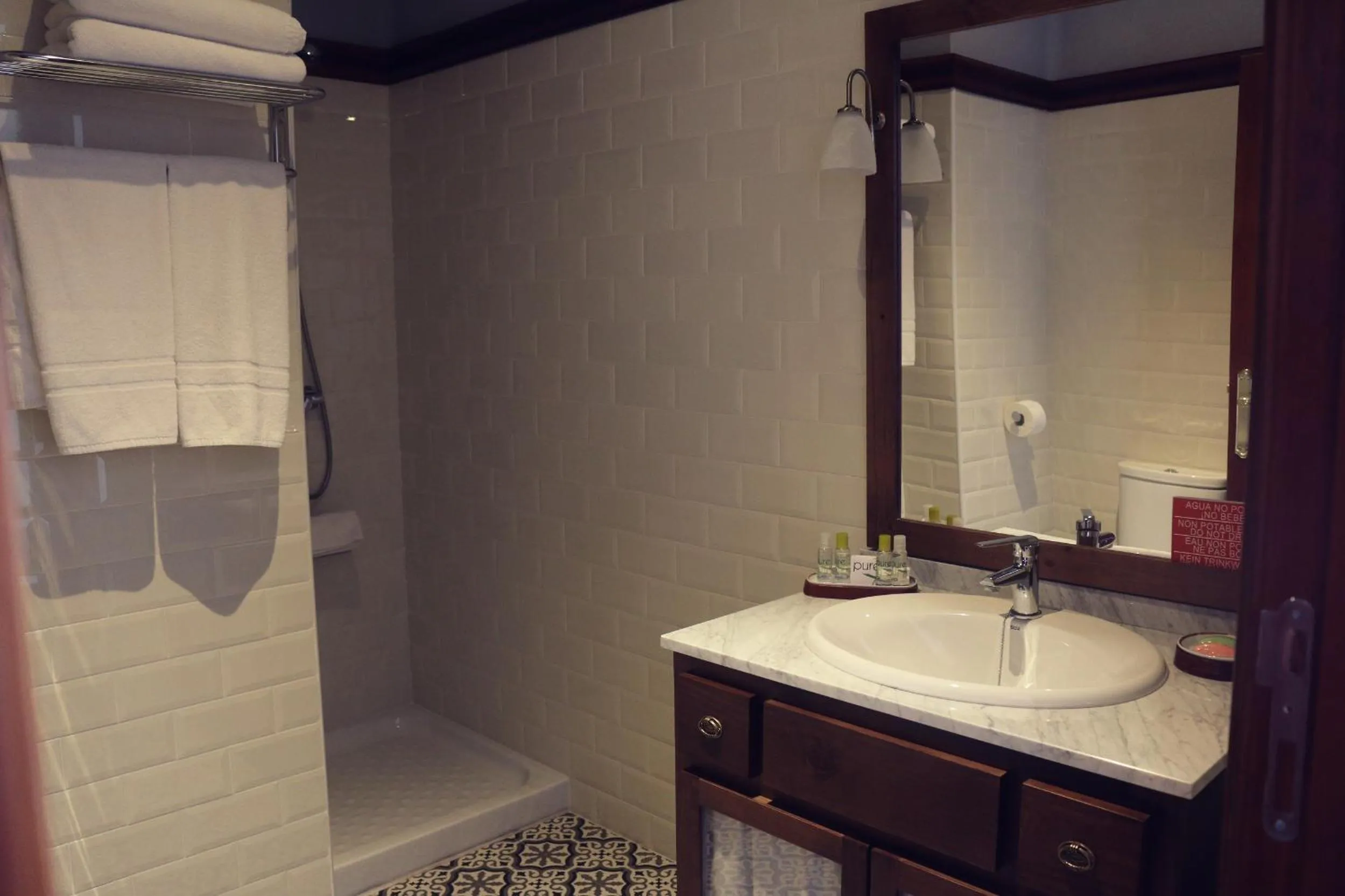 Shower in Hotel Pico Espiguete