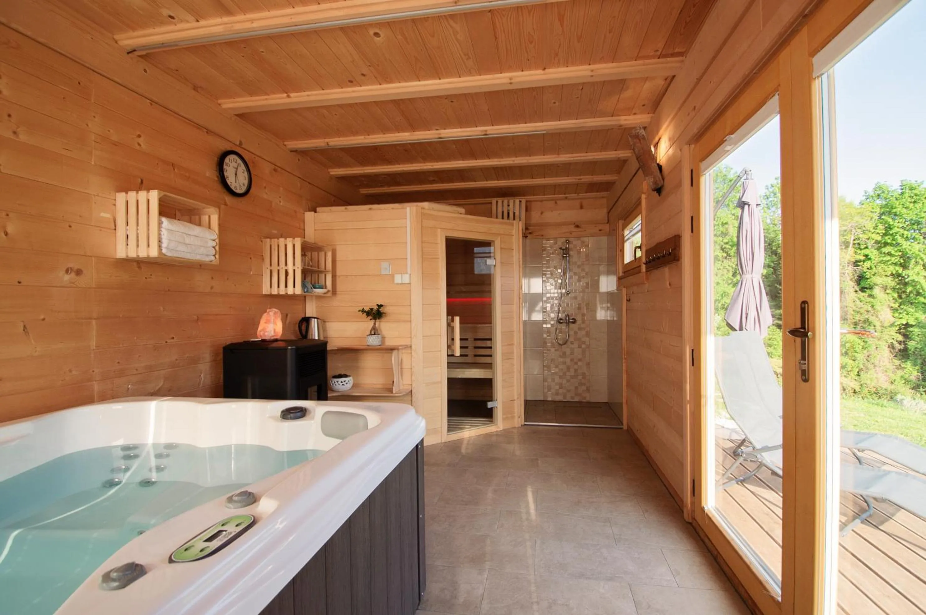 Hot Tub in Apartment Bon