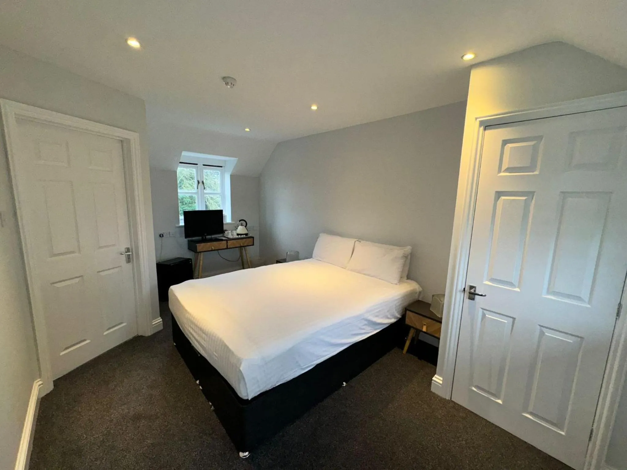 Photo of the whole room, Bed in Marsh Farm Hotel