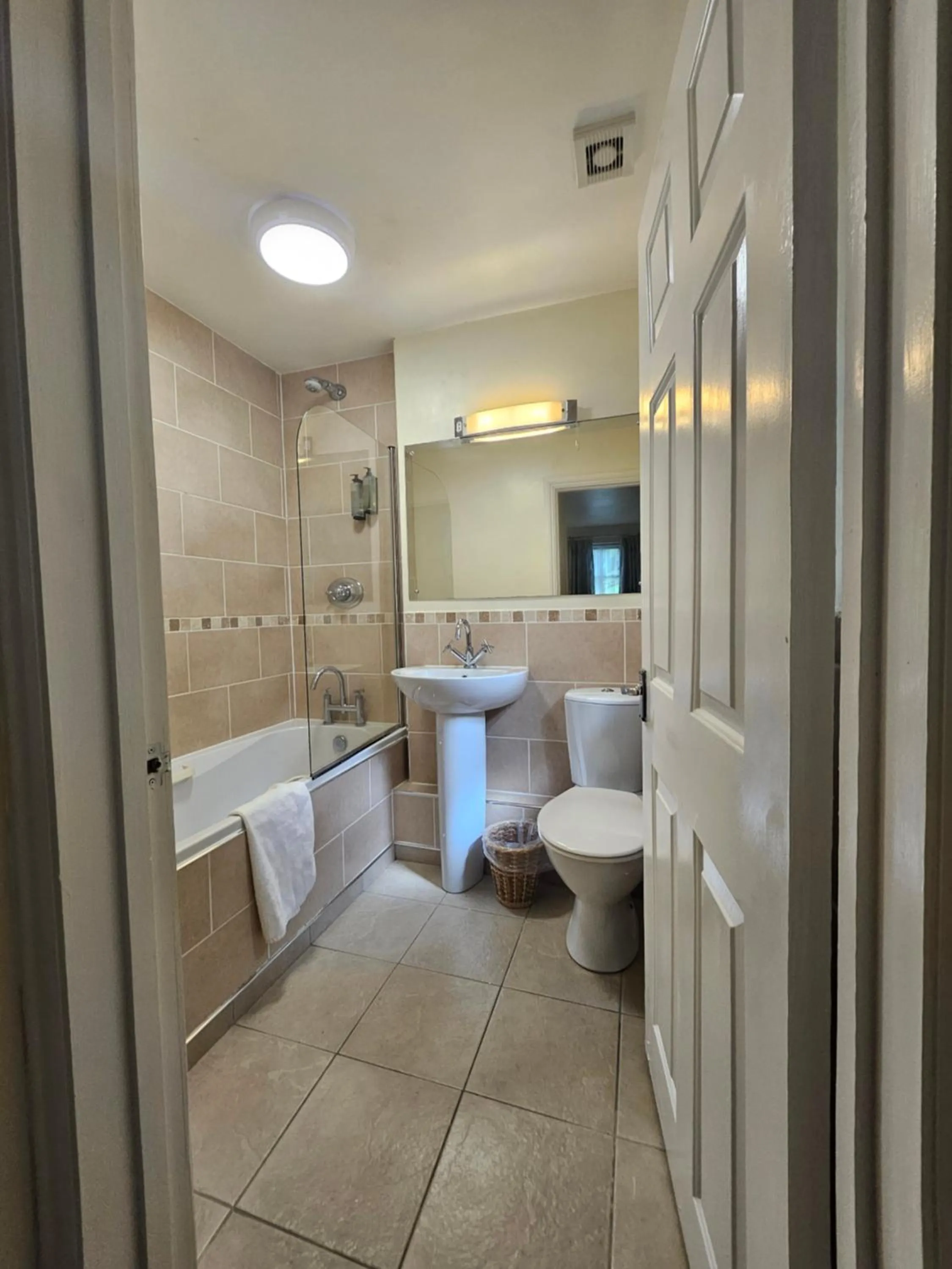 Bathroom in Marsh Farm Hotel