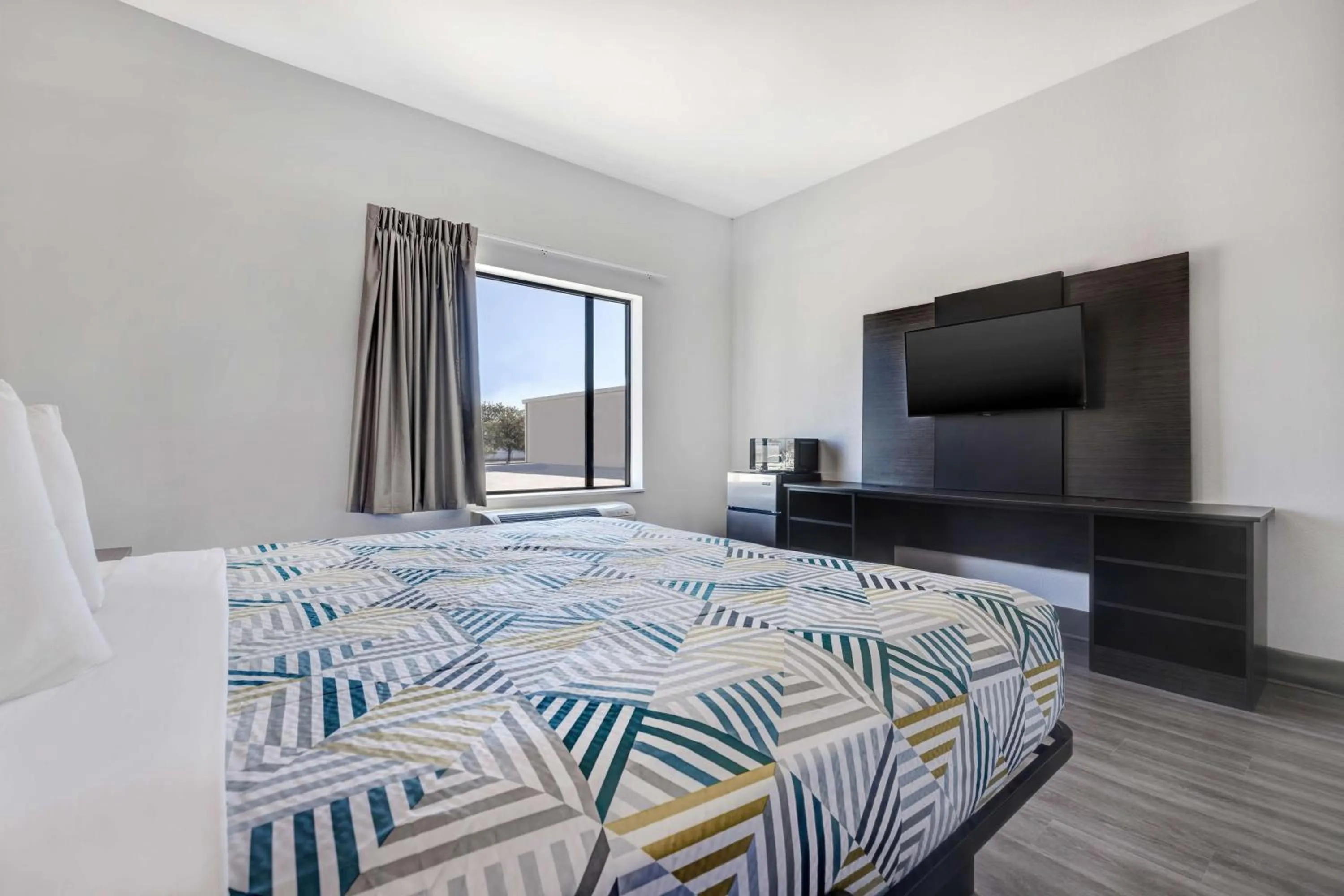 Bedroom, Bed in Motel 6 Dallas, TX Methodist Charlton Medical Ctr