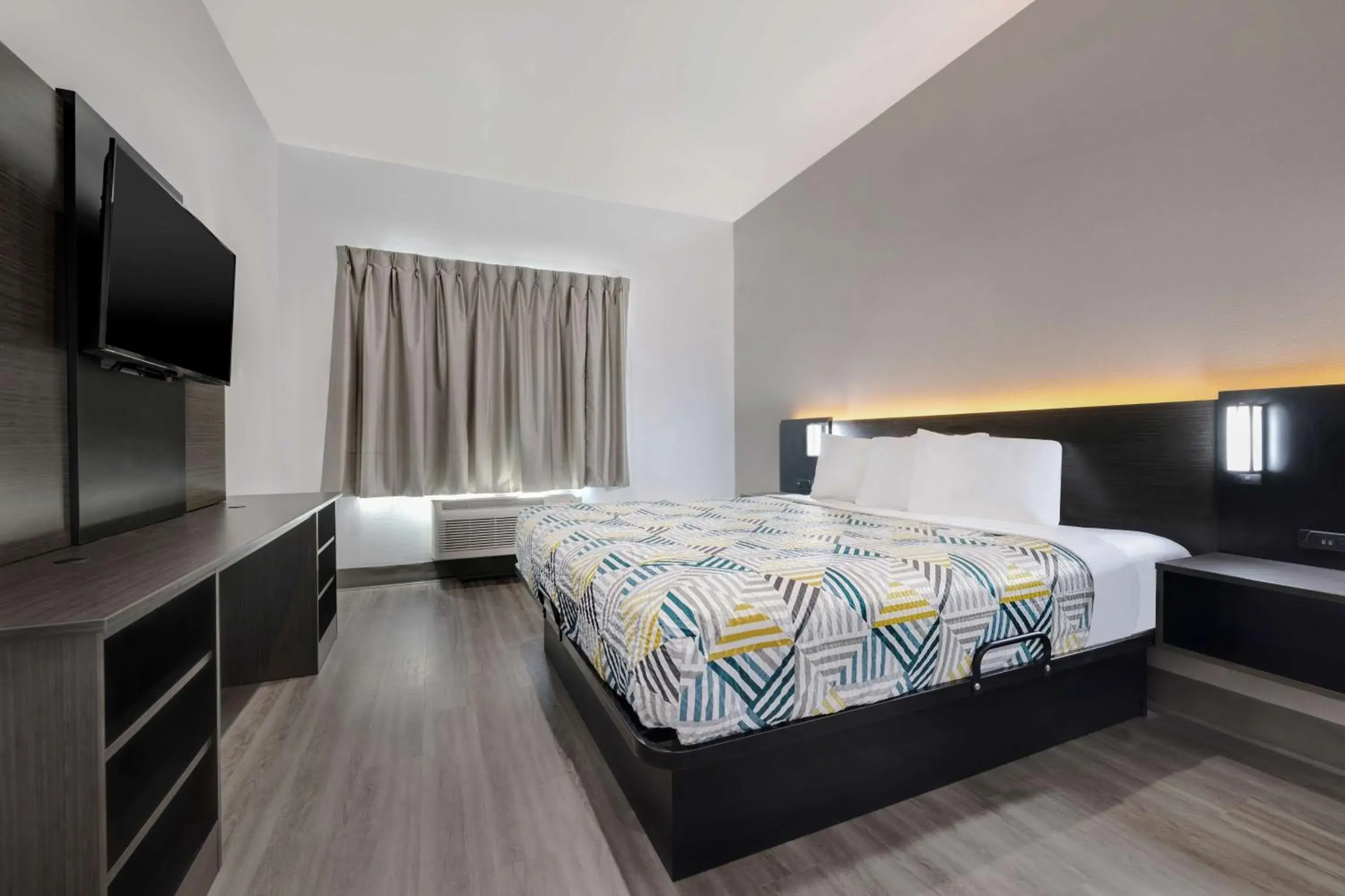 Bedroom, Bed in Motel 6 Dallas, TX Methodist Charlton Medical Ctr Bedroom, Bed in Motel 6 Dallas, TX Methodist Charlton Medical Ctr