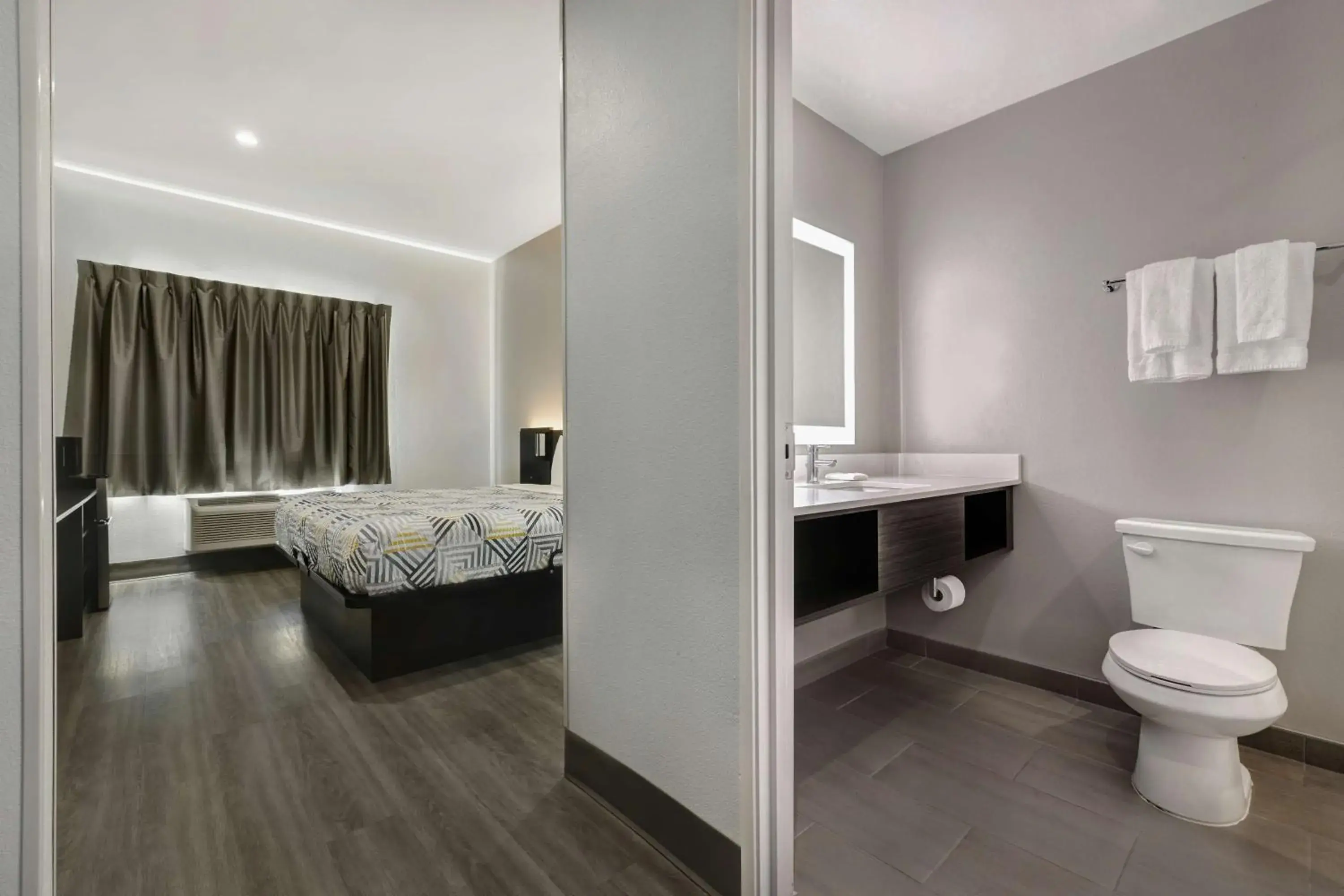 Bedroom, Bed in Motel 6 Dallas, TX Methodist Charlton Medical Ctr Bedroom, Bed in Motel 6 Dallas, TX Methodist Charlton Medical Ctr