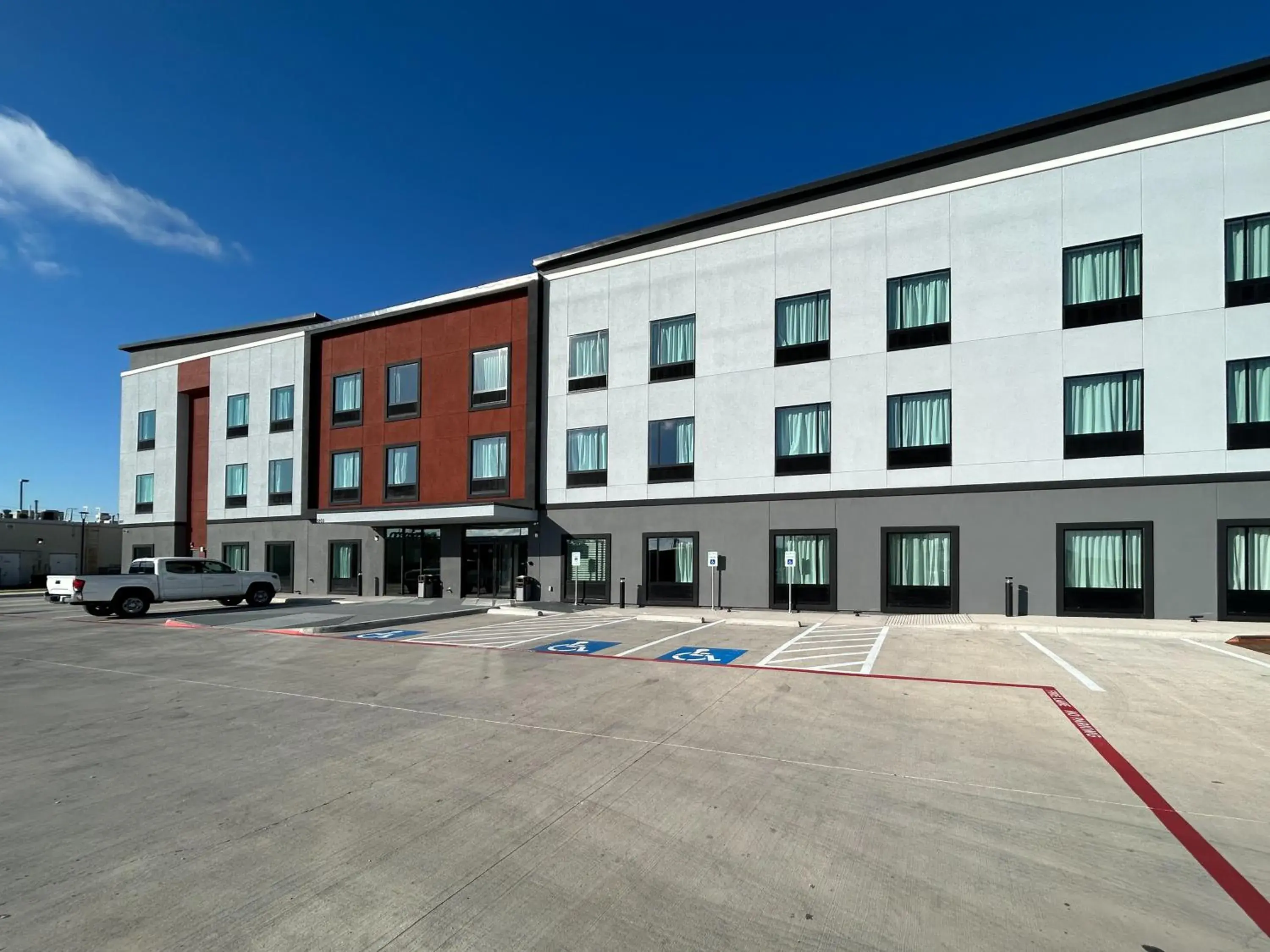 Property building in Motel 6 Dallas, TX Methodist Charlton Medical Ctr Property building in Motel 6 Dallas, TX Methodist Charlton Medical Ctr