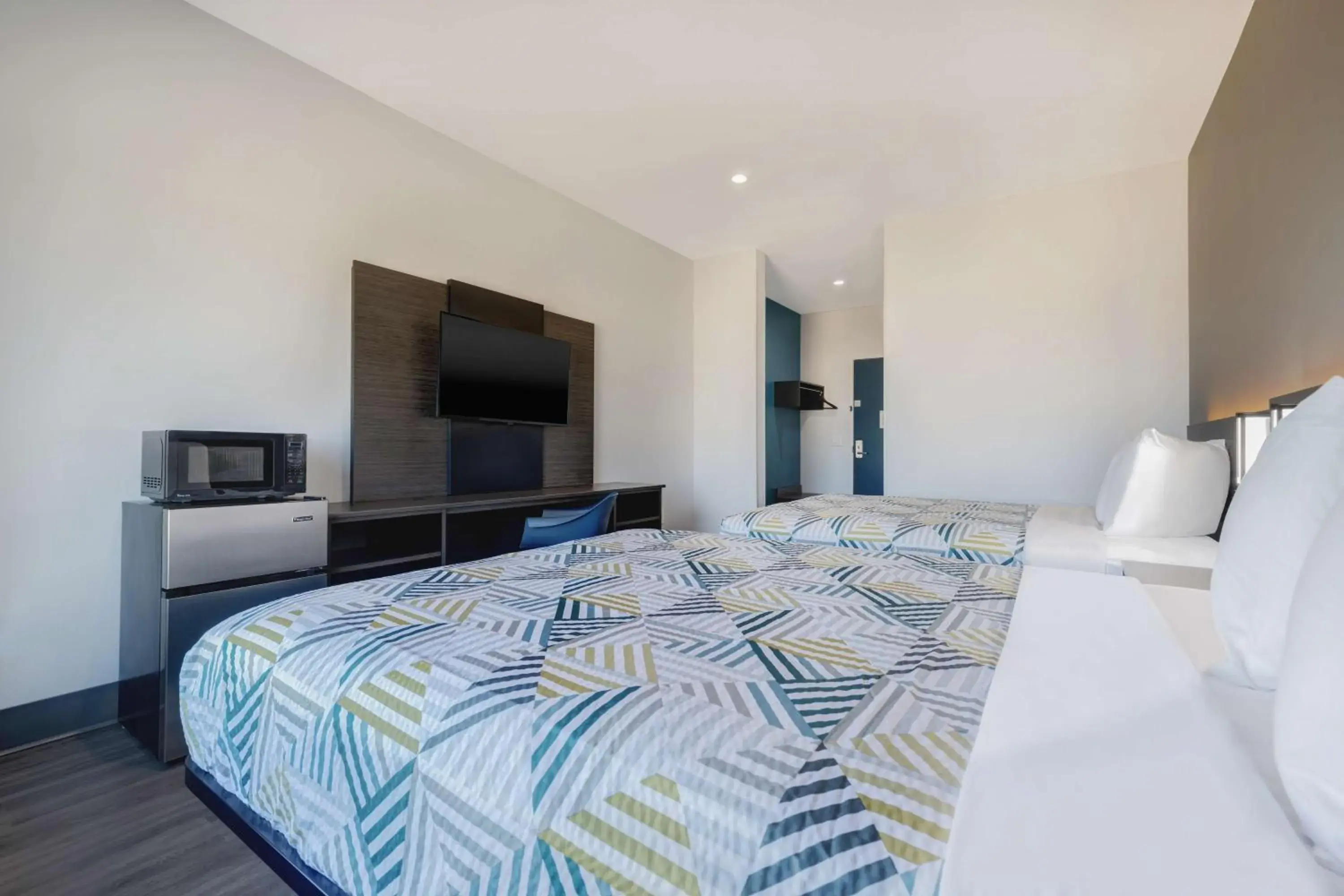 Deluxe Queen Room with Two Queen Beds - Non-Smoking in Motel 6 Dallas, TX Methodist Charlton Medical Ctr Deluxe Queen Room with Two Queen Beds - Non-Smoking in Motel 6 Dallas, TX Methodist Charlton Medical Ctr