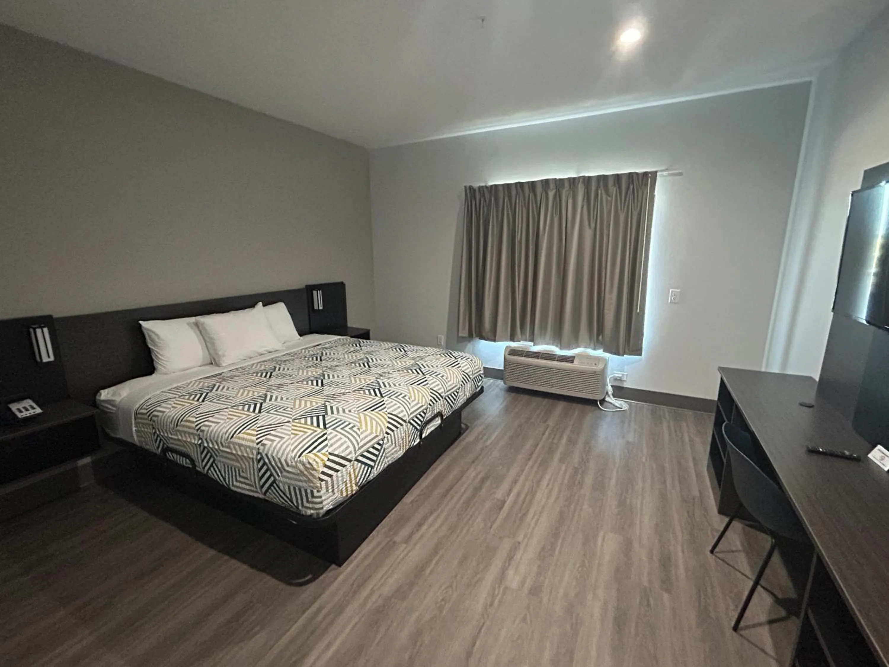 Bedroom, Bed in Motel 6 Dallas, TX Methodist Charlton Medical Ctr