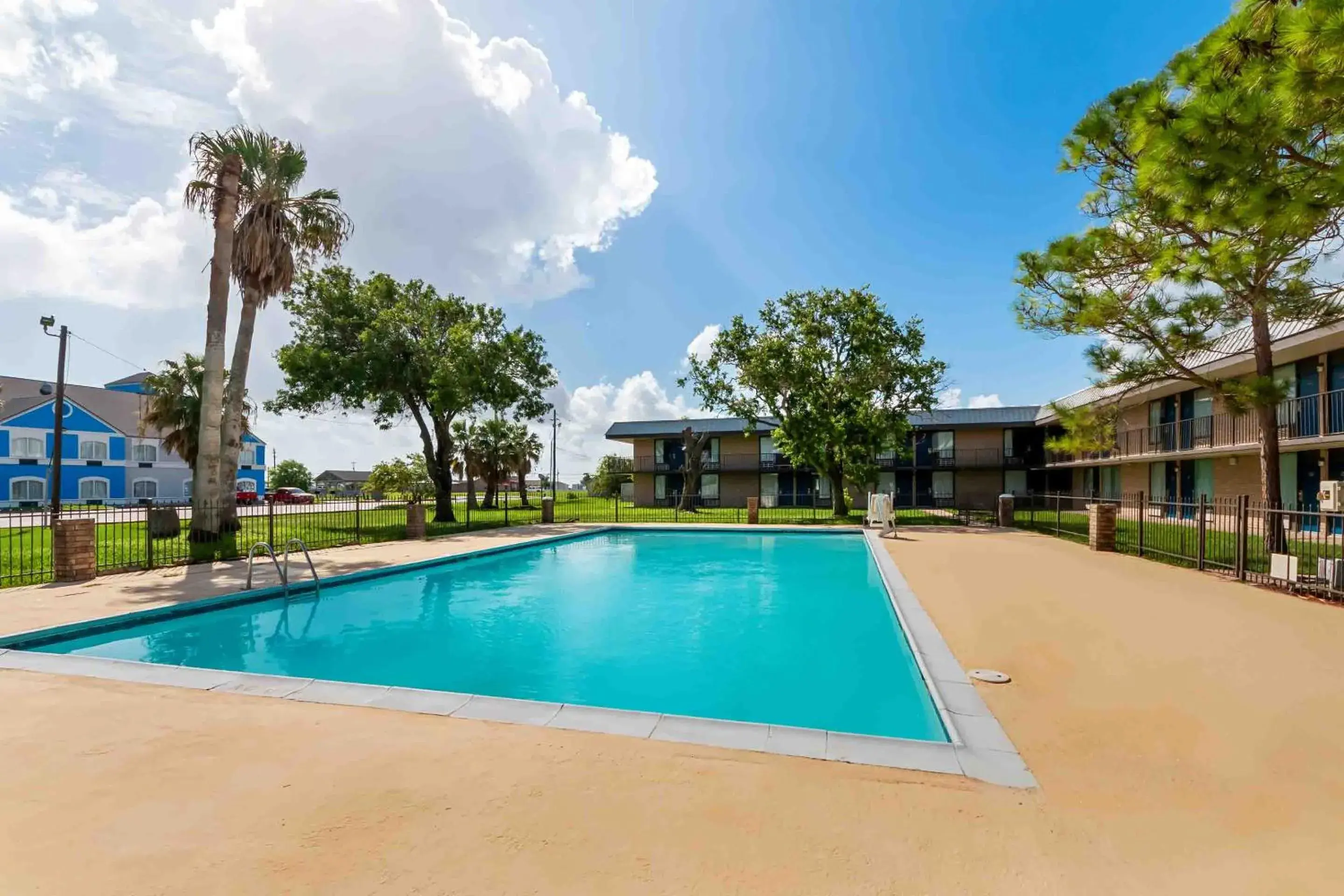 Swimming pool in Studio 6 Port Lavaca, TX Swimming pool in Studio 6 Port Lavaca, TX