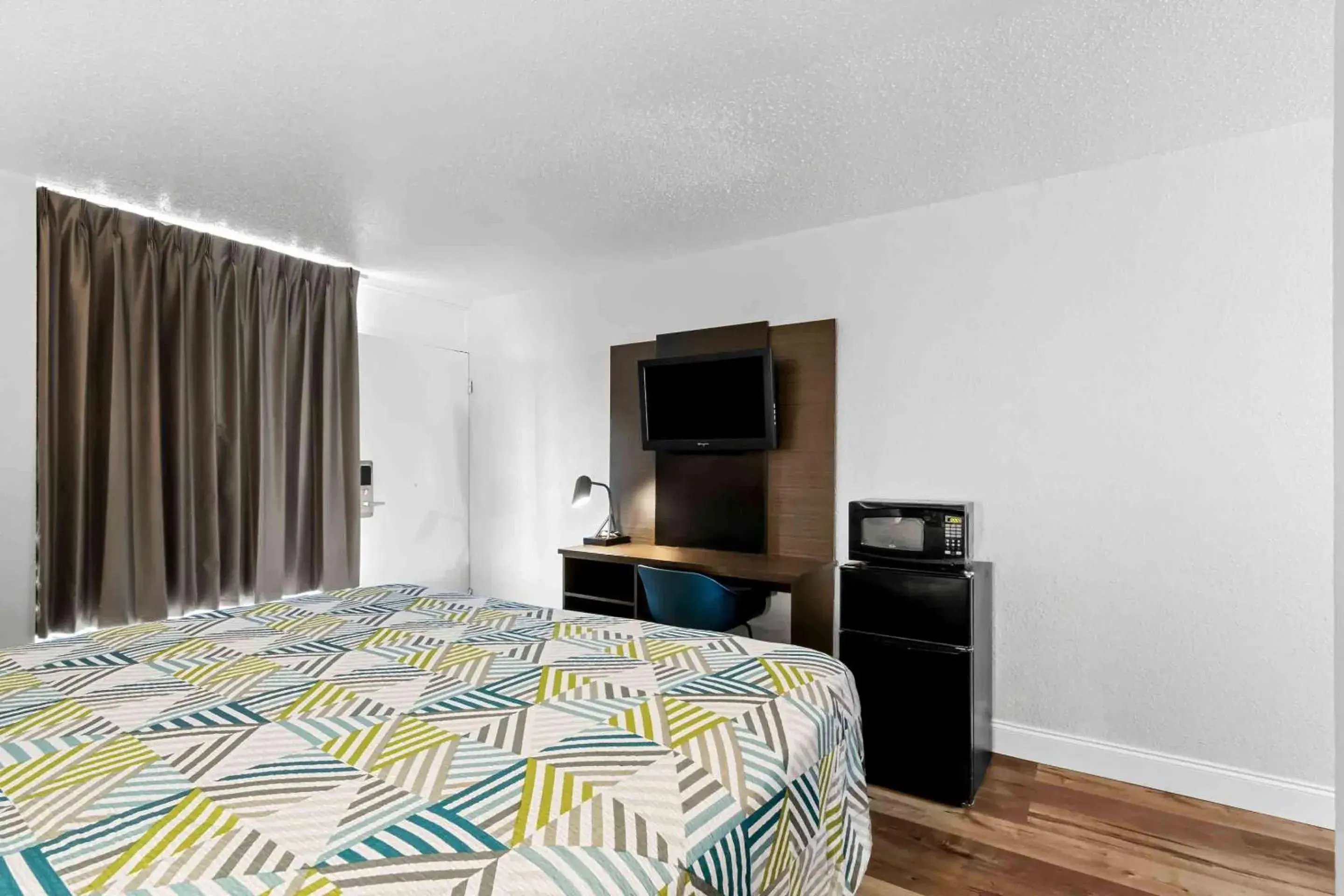 Photo of the whole room, Bed in Studio 6 Port Lavaca, TX Photo of the whole room, Bed in Studio 6 Port Lavaca, TX