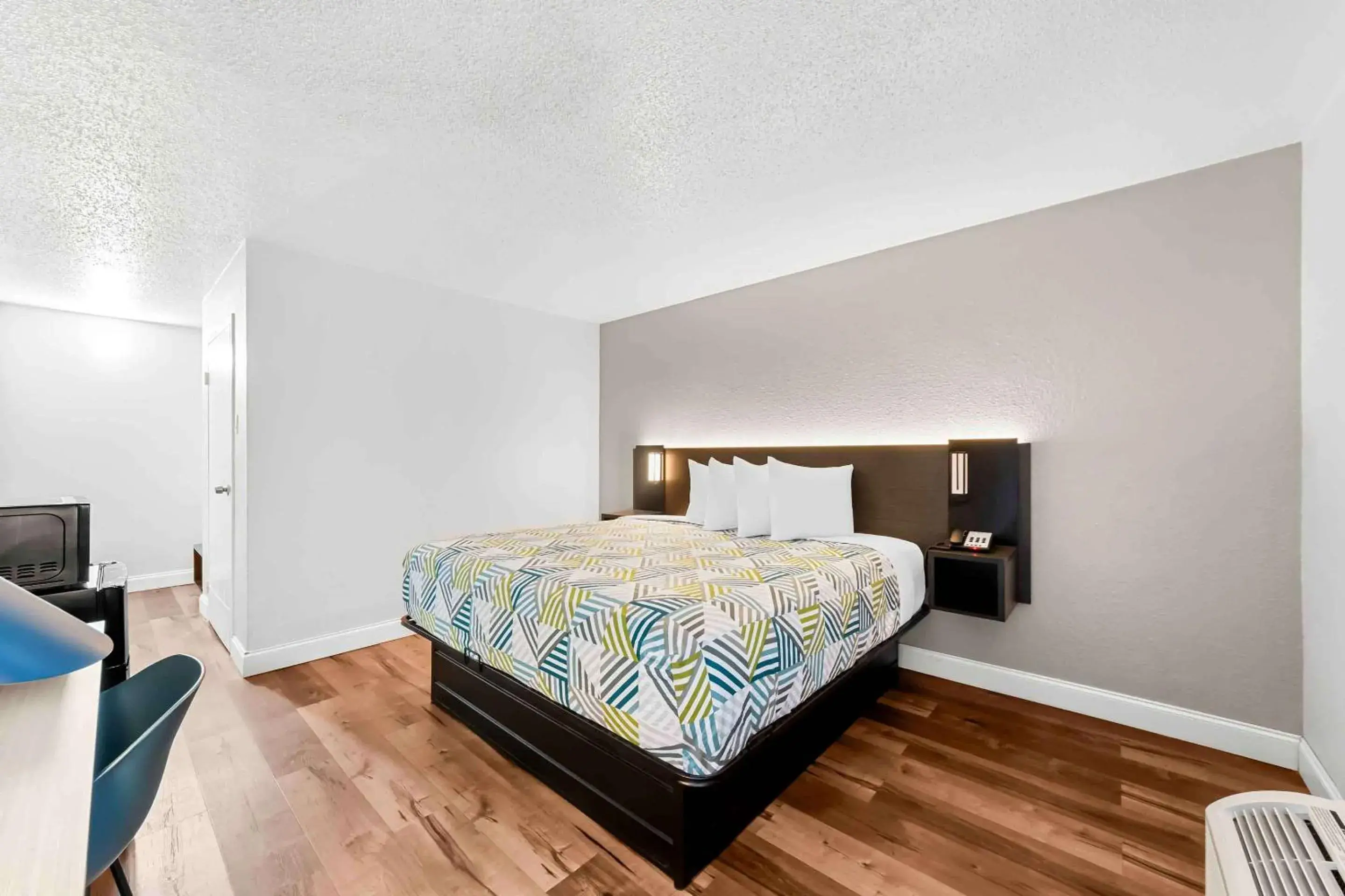 Photo of the whole room, Bed in Studio 6 Port Lavaca, TX Photo of the whole room, Bed in Studio 6 Port Lavaca, TX