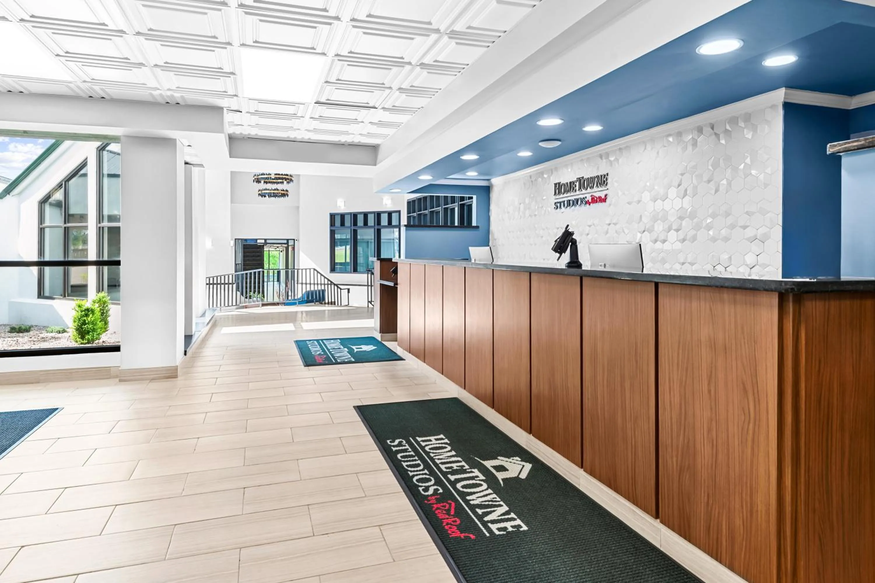 Lobby or reception in HomeTowne Studios by Red Roof & Conference Center Cortland