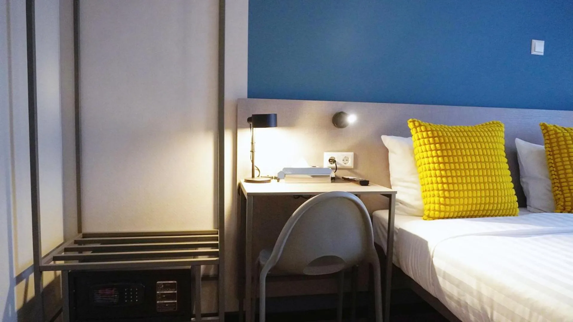 Seating area, Bed in Hotel Fogo Amsterdam