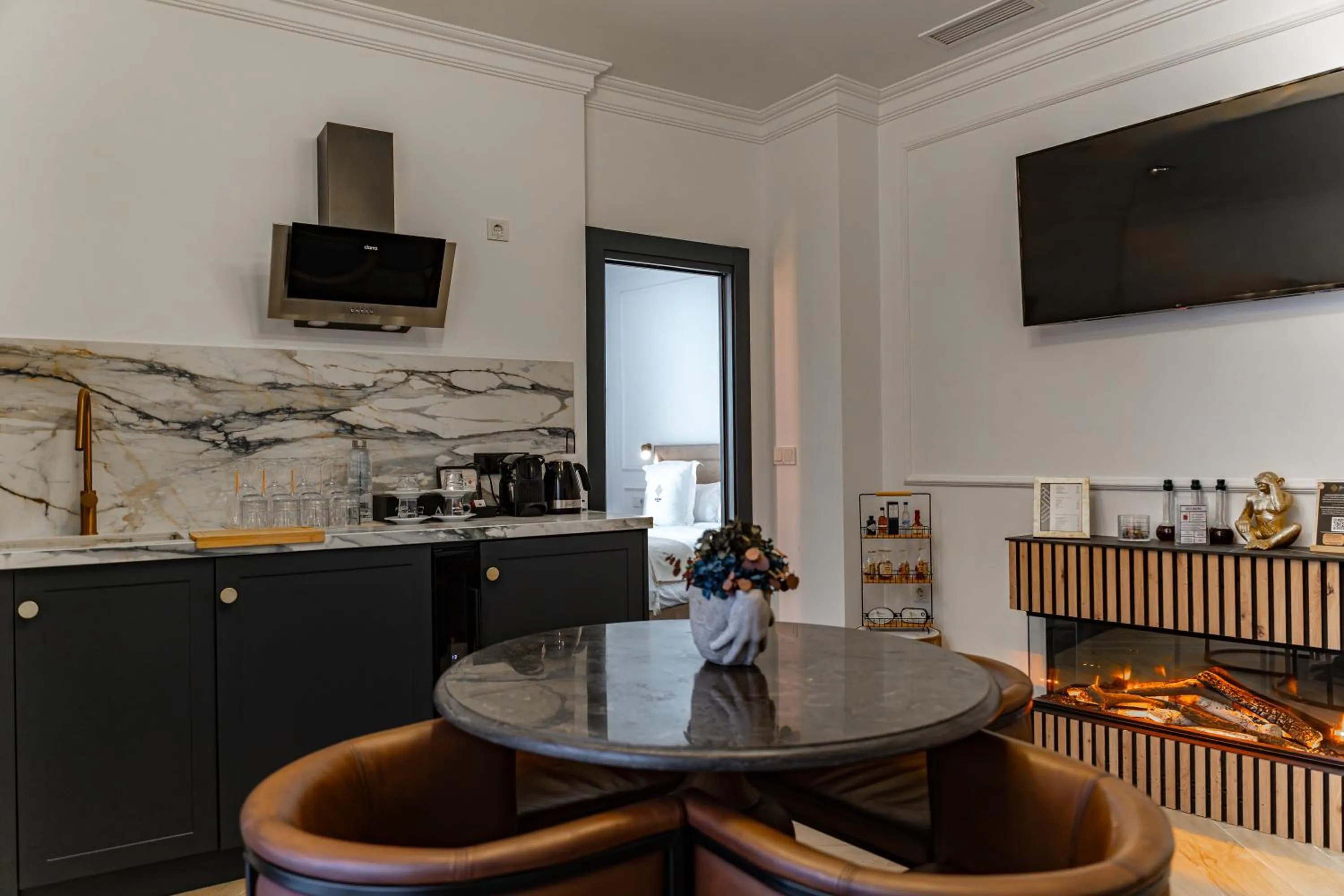 TV and multimedia in Bubaqia House - Suites Boutique