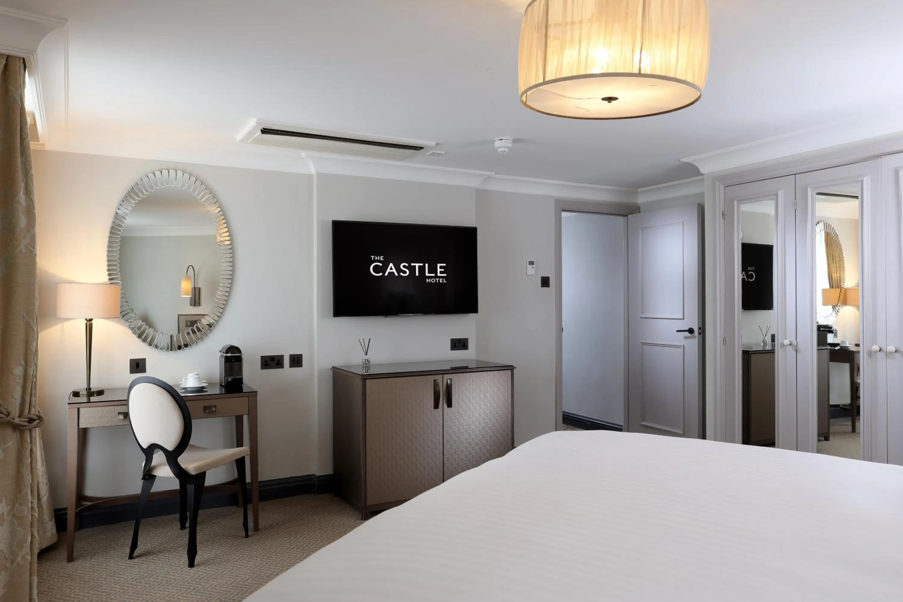 Bed in Castle Hotel Windsor