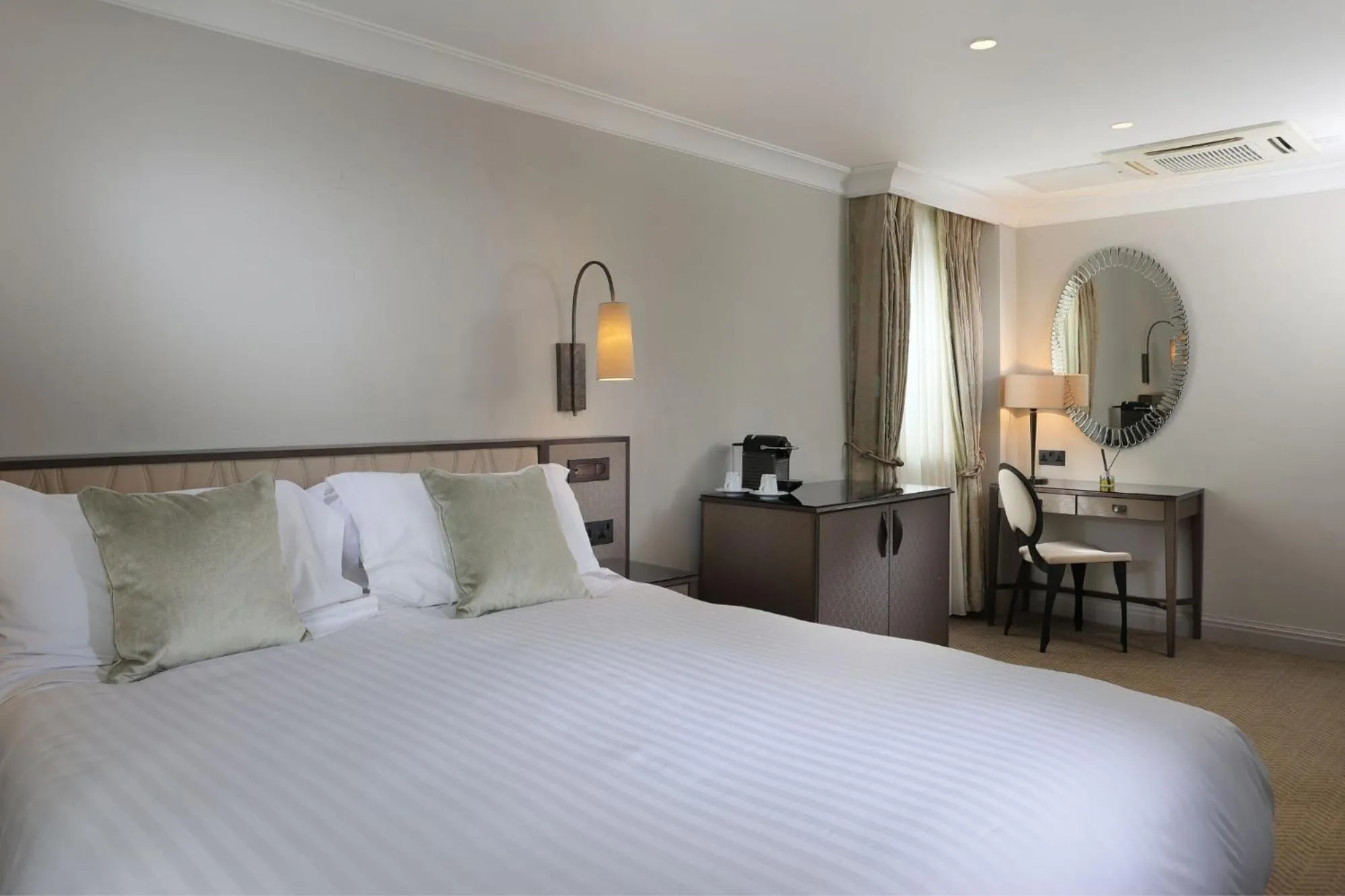 Photo of the whole room, Bed in Castle Hotel Windsor