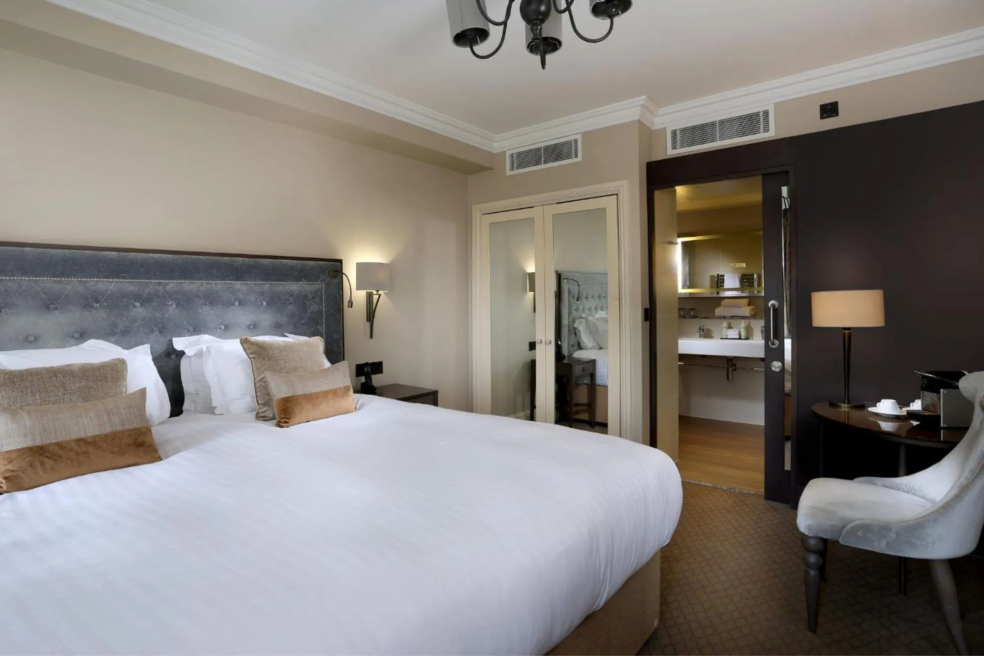 Photo of the whole room, Bed in Castle Hotel Windsor