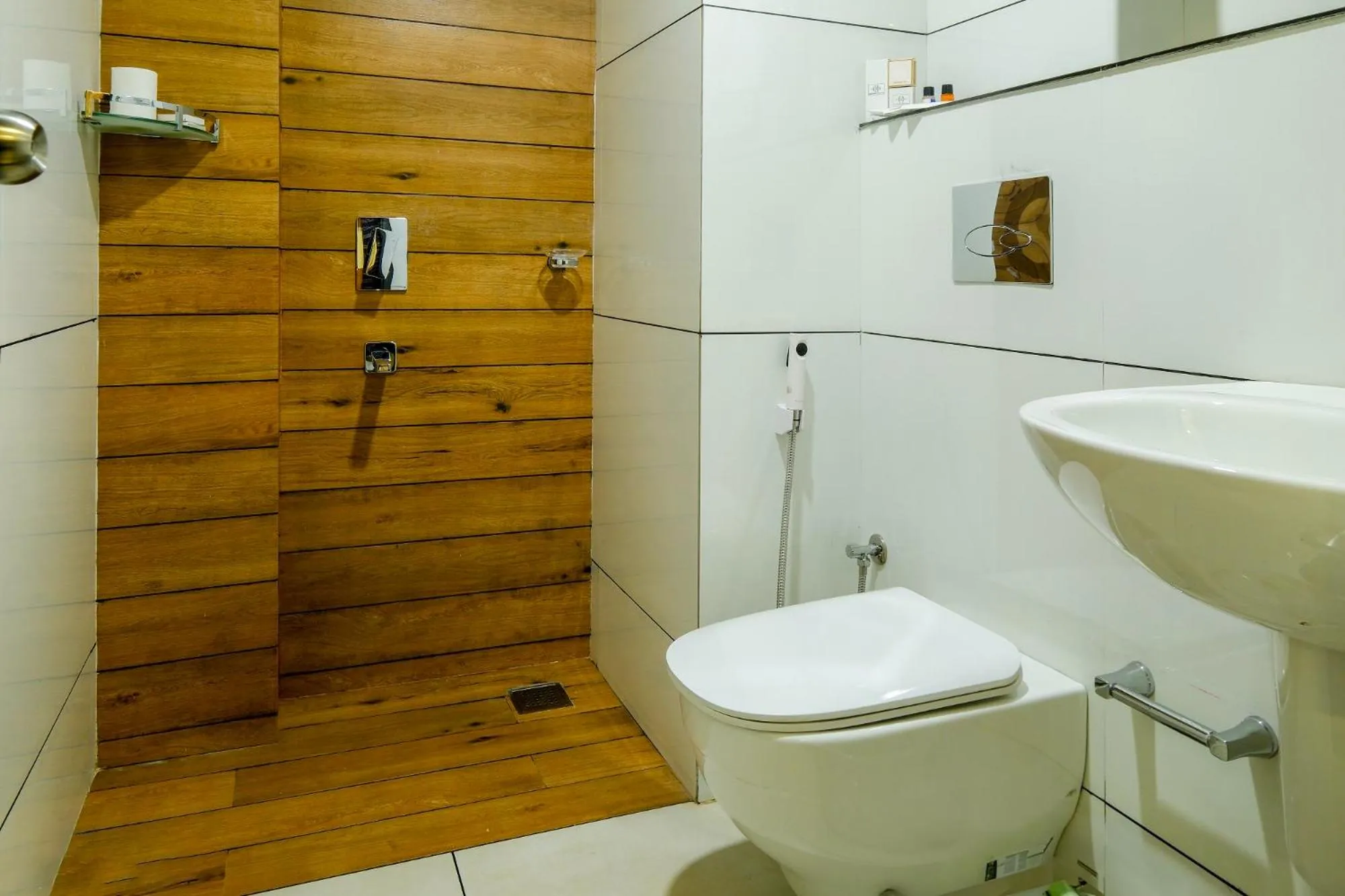 Shower in The Heartland Business Hotel