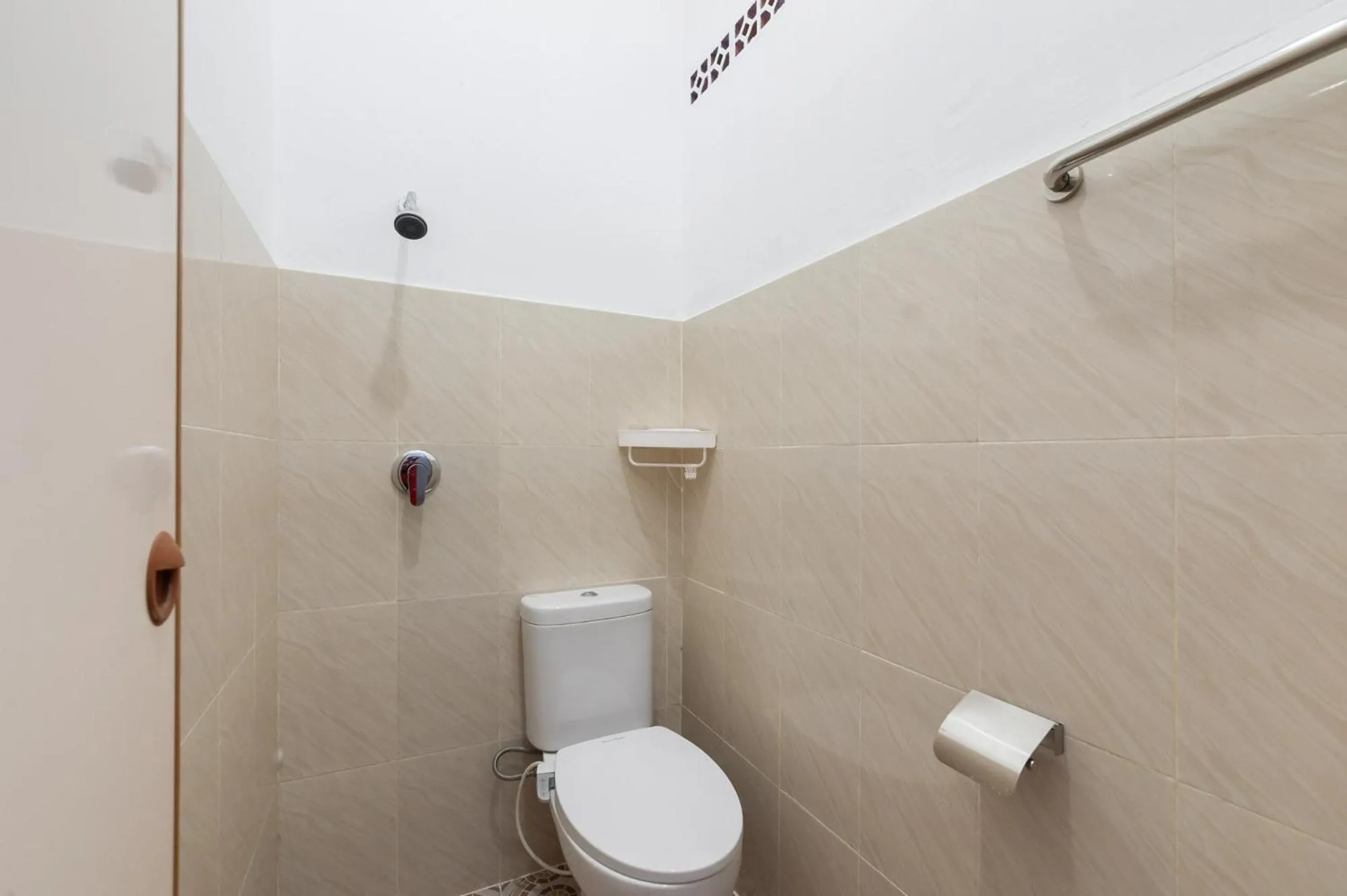 Bathroom in Urbanview Hotel De Breeze Kemang Jakarta by RedDoorz