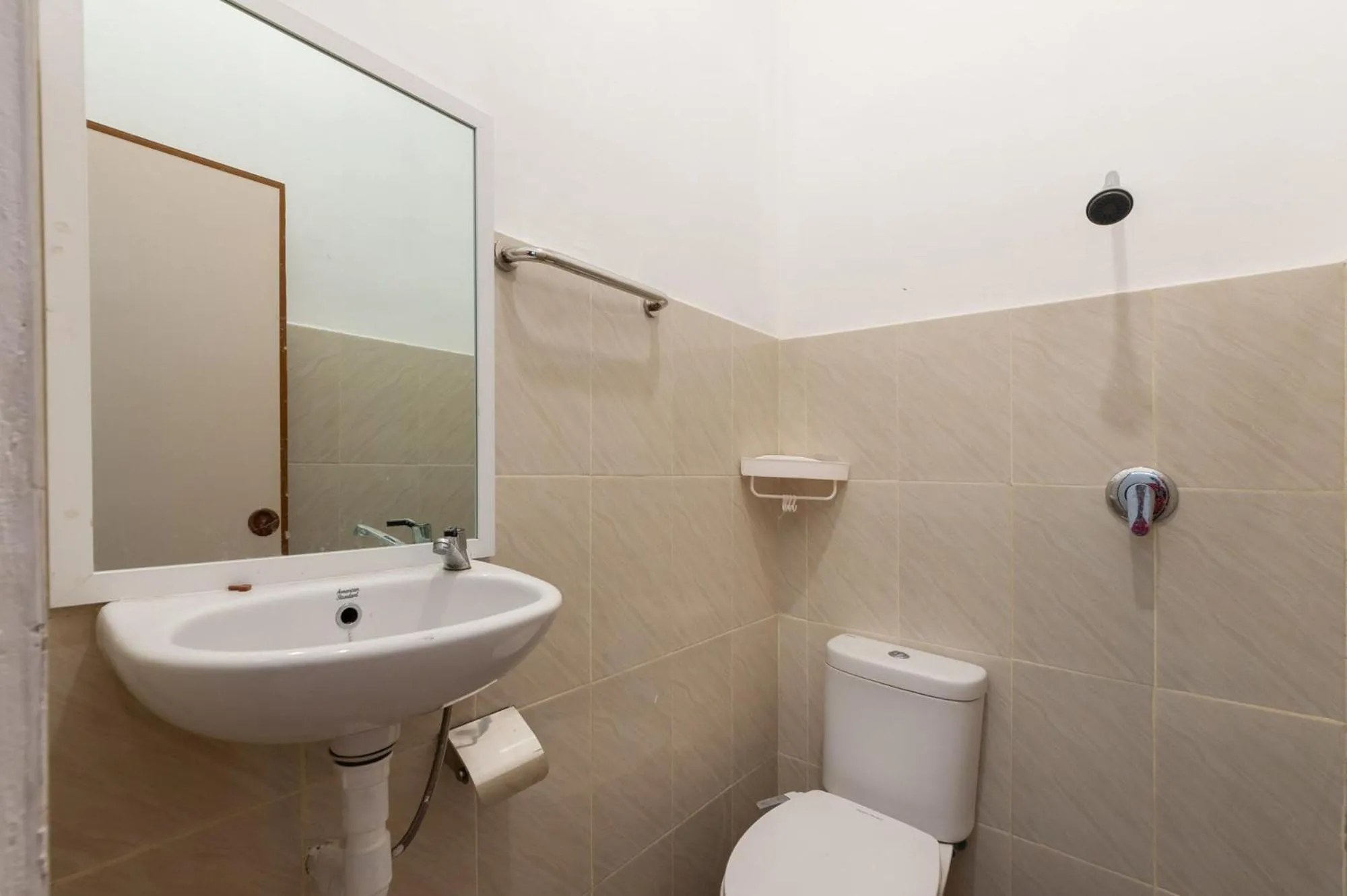 Bathroom in Urbanview Hotel De Breeze Kemang Jakarta by RedDoorz